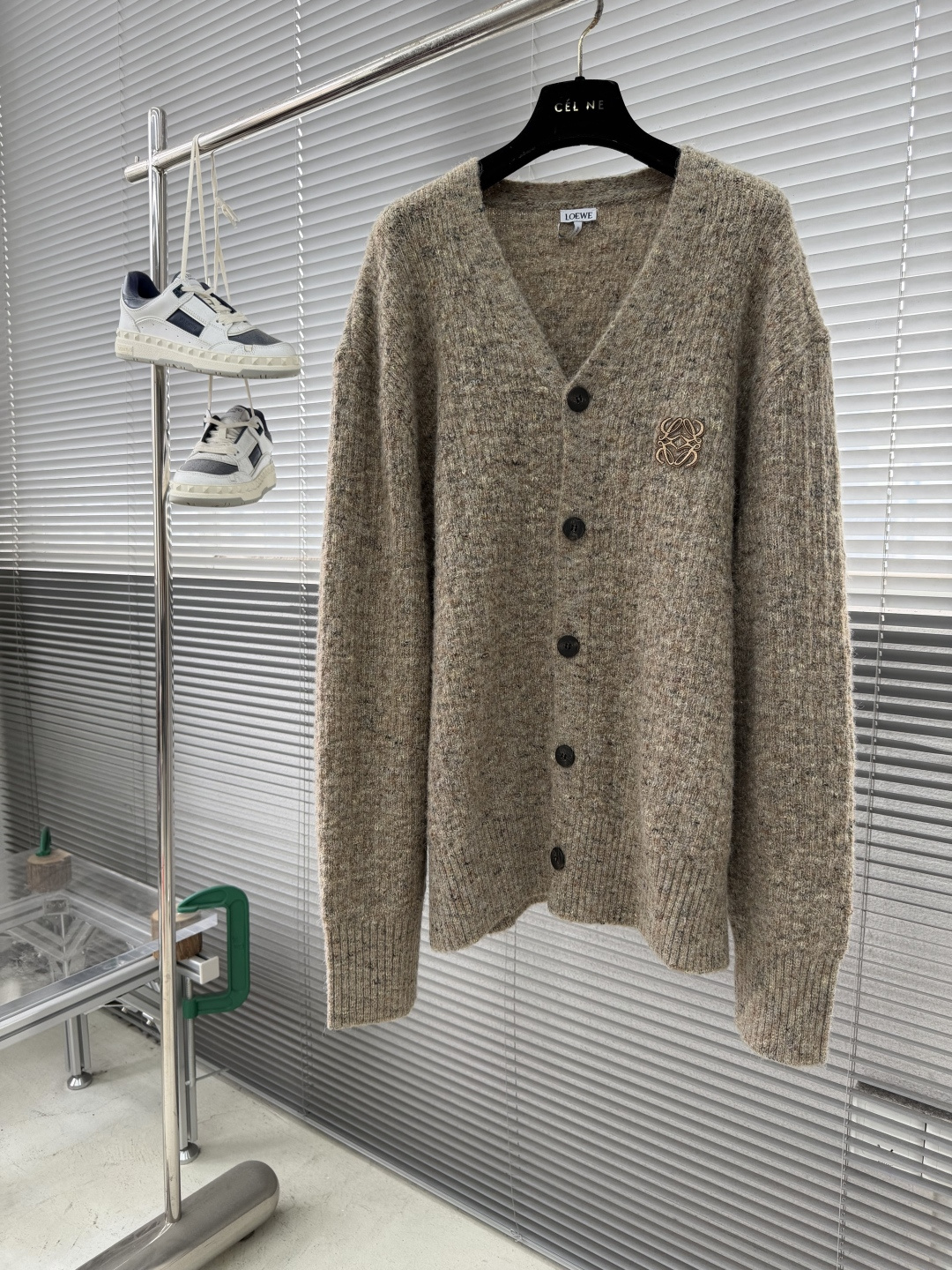 -LOEW 2025秋冬新款V领针织毛衣开衫外套呀！V领设计超级显瘦，能够拉长颈部线条，让整个人看起来更