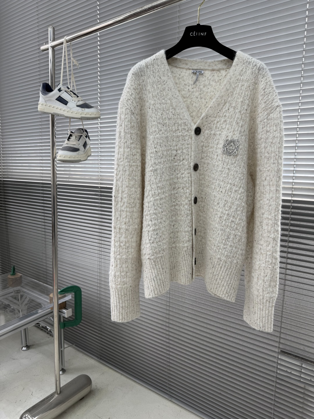 -LOEW 2025秋冬新款V领针织毛衣开衫外套呀！V领设计超级显瘦，能够拉长颈部线条，让整个人看起来更