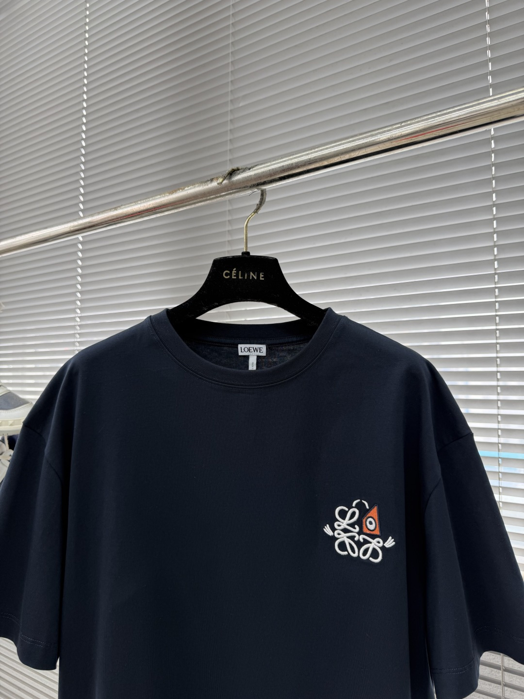 -LOEW 轻盈棉质T恤。这款T恤胸前饰有猫眼和Anagram刺绣。T恤灵感源自 Louis Wain的