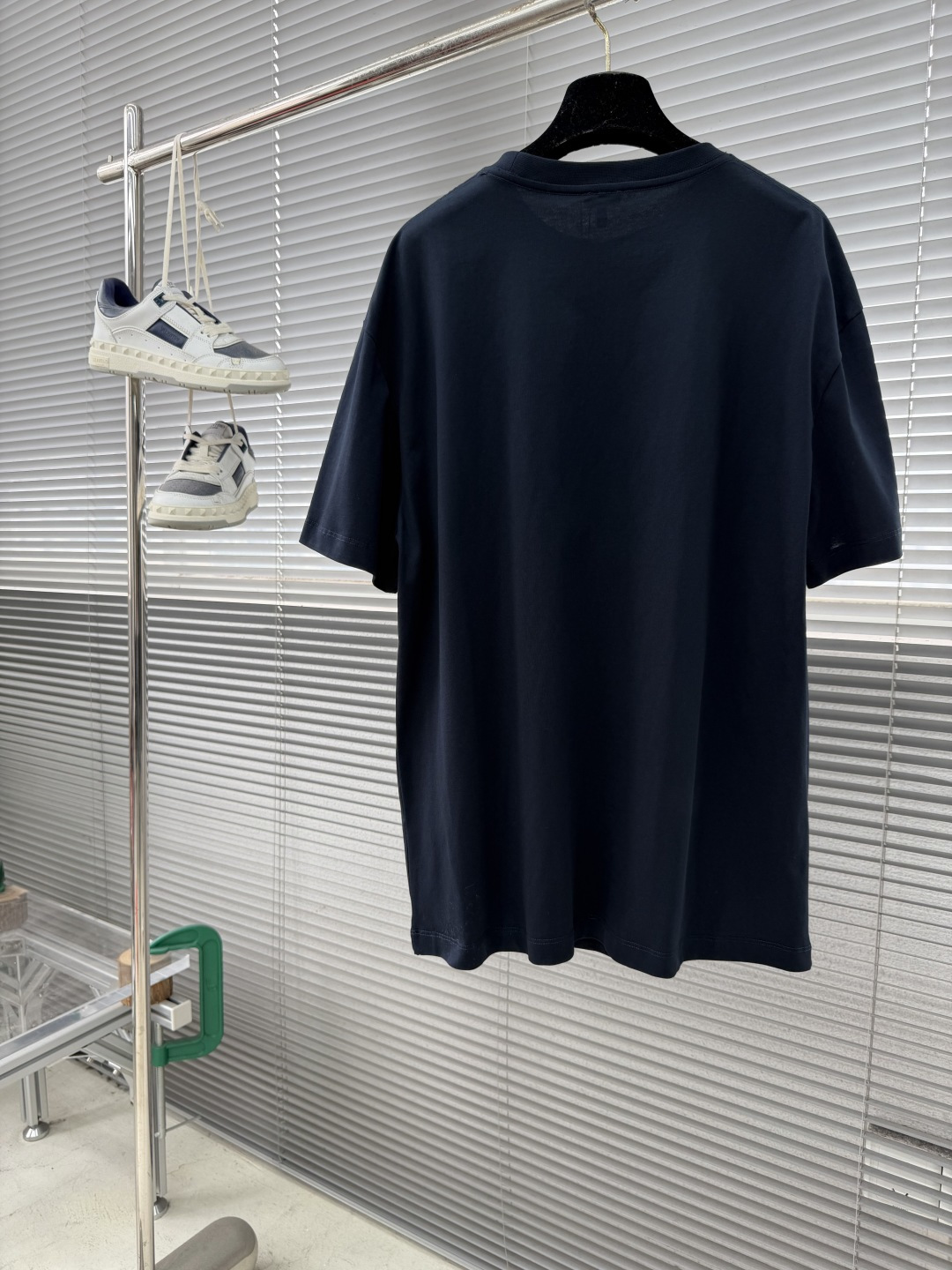 -LOEW 轻盈棉质T恤。这款T恤胸前饰有猫眼和Anagram刺绣。T恤灵感源自 Louis Wain的