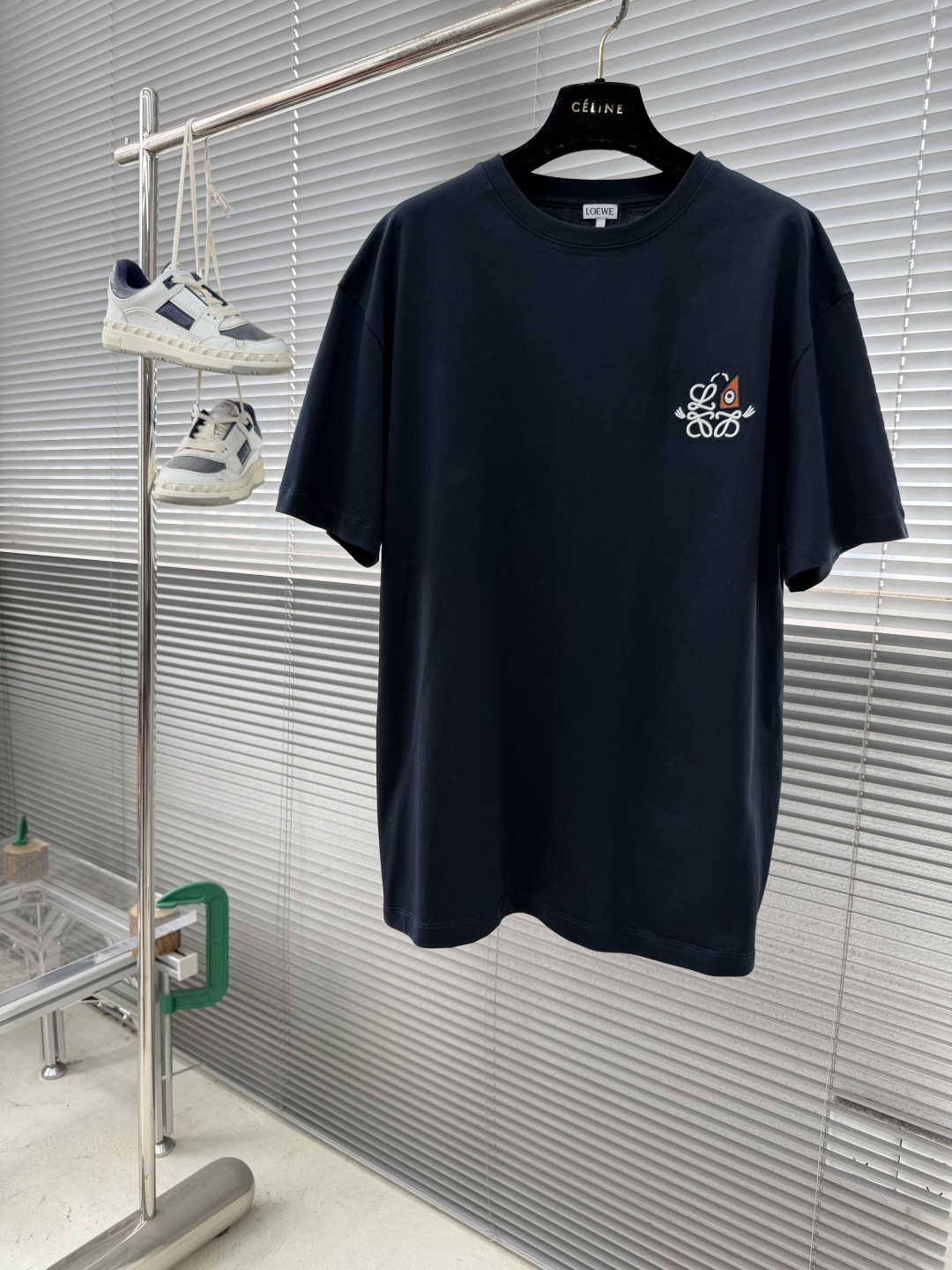 -LOEW 轻盈棉质T恤。这款T恤胸前饰有猫眼和Anagram刺绣。T恤灵感源自 Louis Wain的