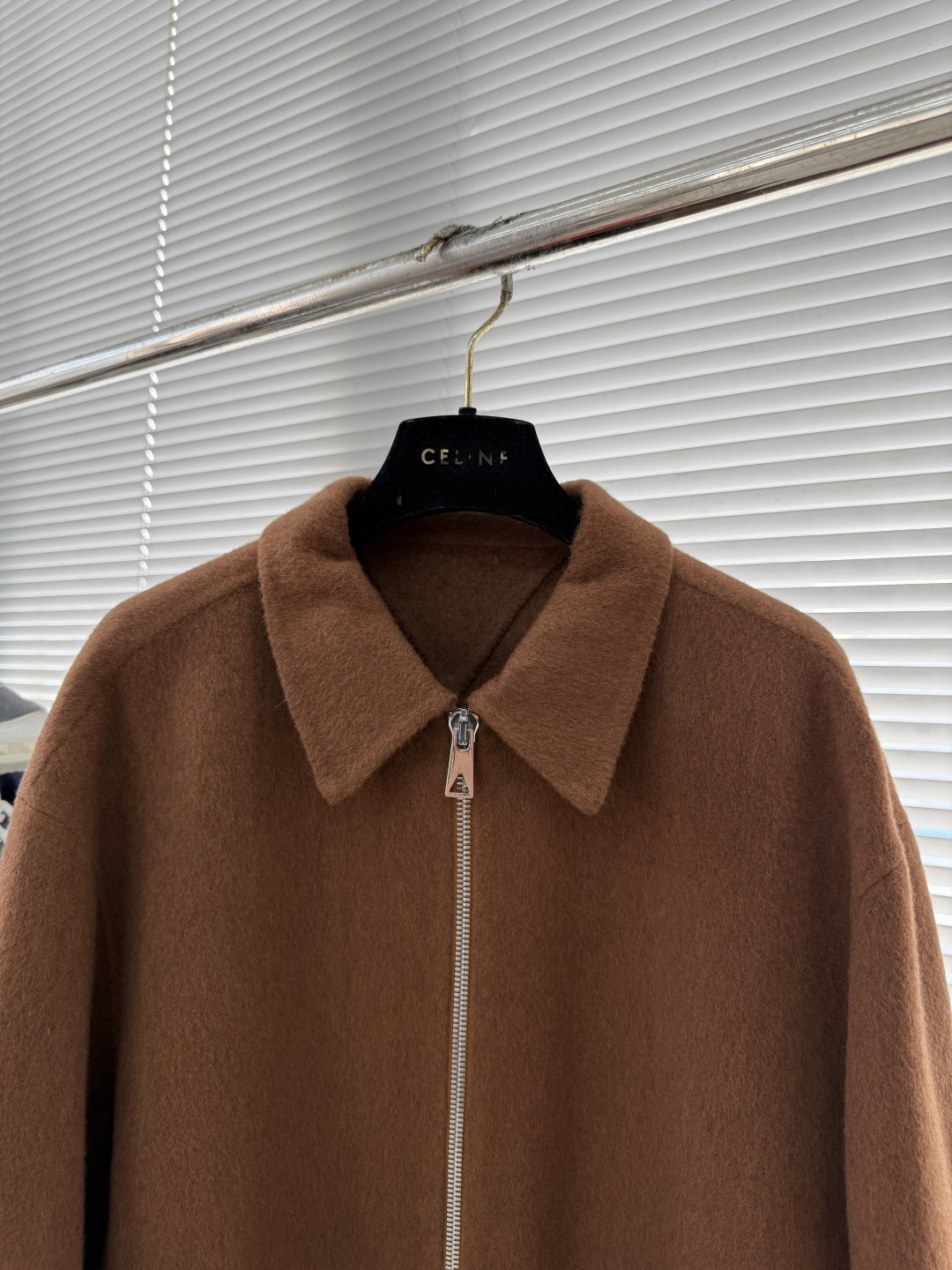 -BV 这款羊毛外套简直绝绝子！双面羊毛，温暖加倍😎翻领拉链，时尚又实用短款设计，显高利落手工羊毛，品质