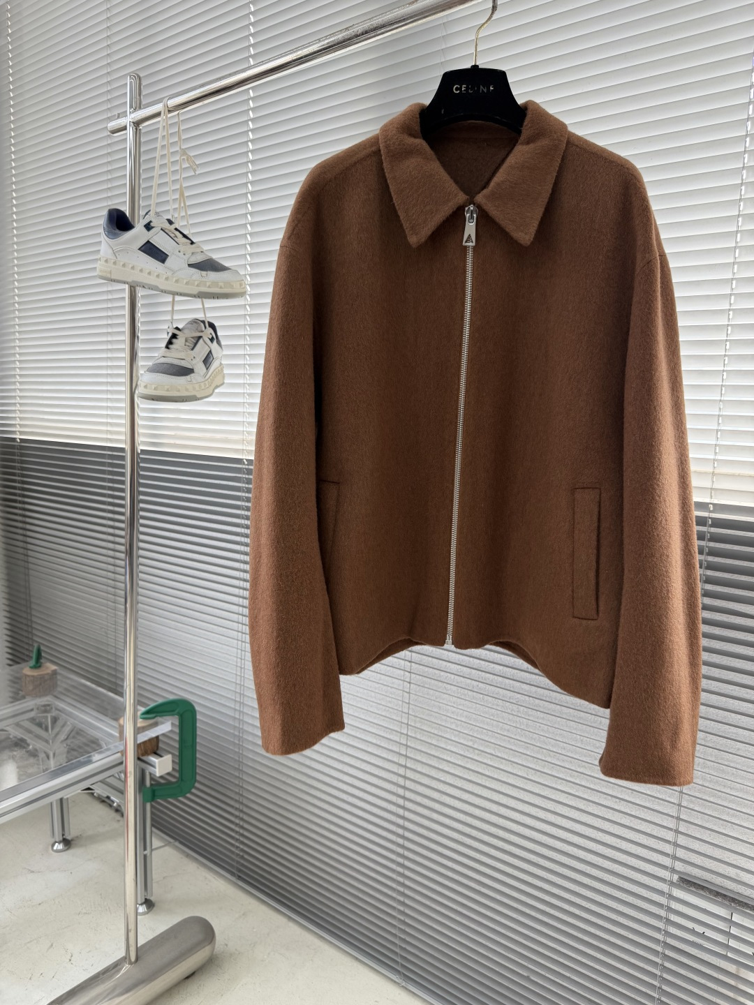 -BV 这款羊毛外套简直绝绝子！双面羊毛，温暖加倍😎翻领拉链，时尚又实用短款设计，显高利落手工羊毛，品质