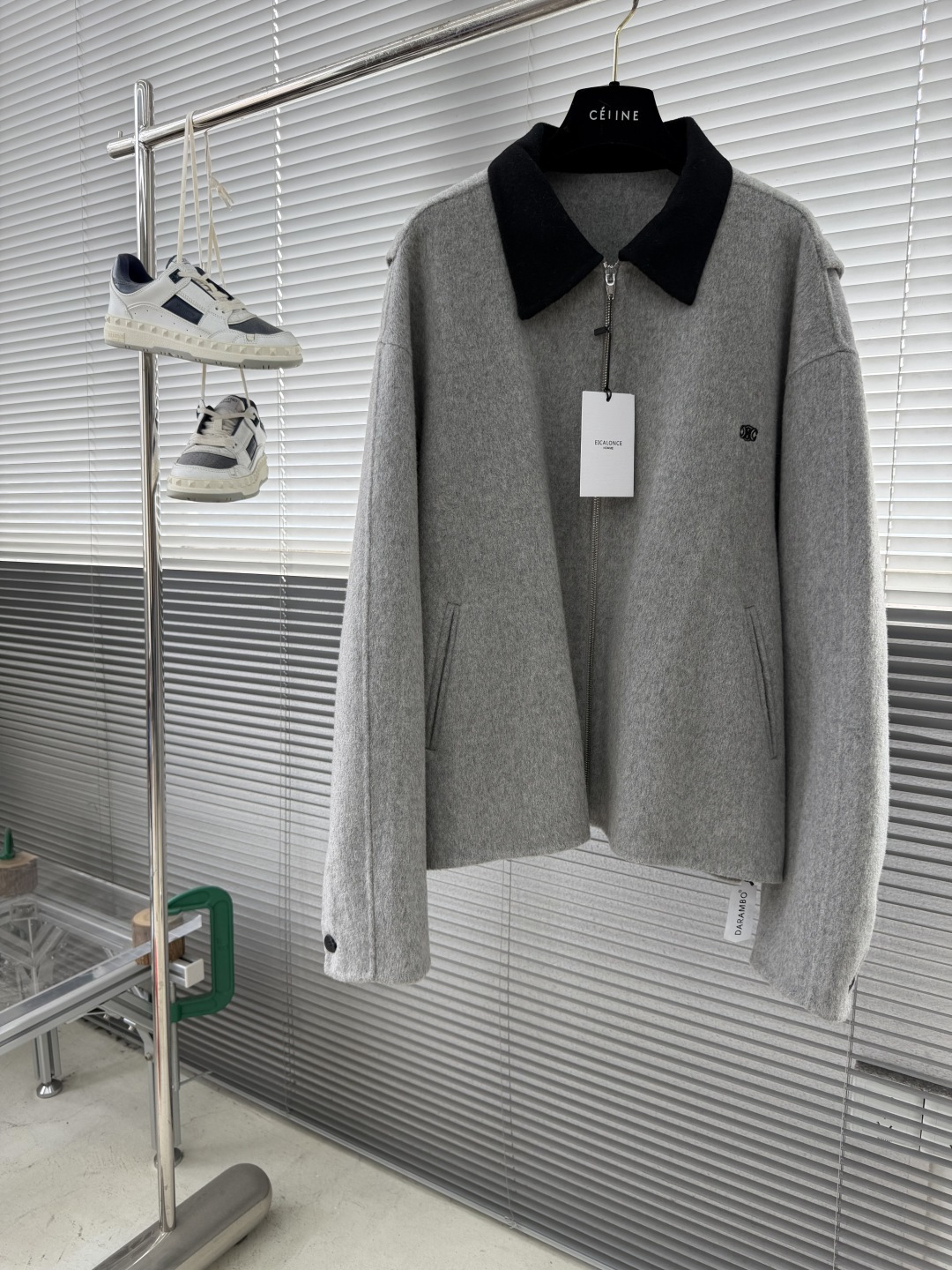 -Celin 这款羊毛夹克简直太帅啦！上身高级感拉满😎双面呢材质，品质卓越简约时尚风，永不过时刺绣 lo