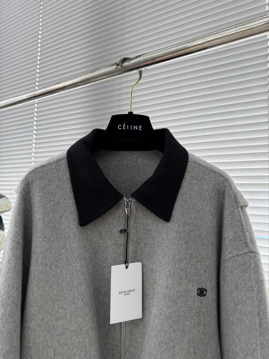 -Celin 这款羊毛夹克简直太帅啦！上身高级感拉满😎双面呢材质，品质卓越简约时尚风，永不过时刺绣 lo