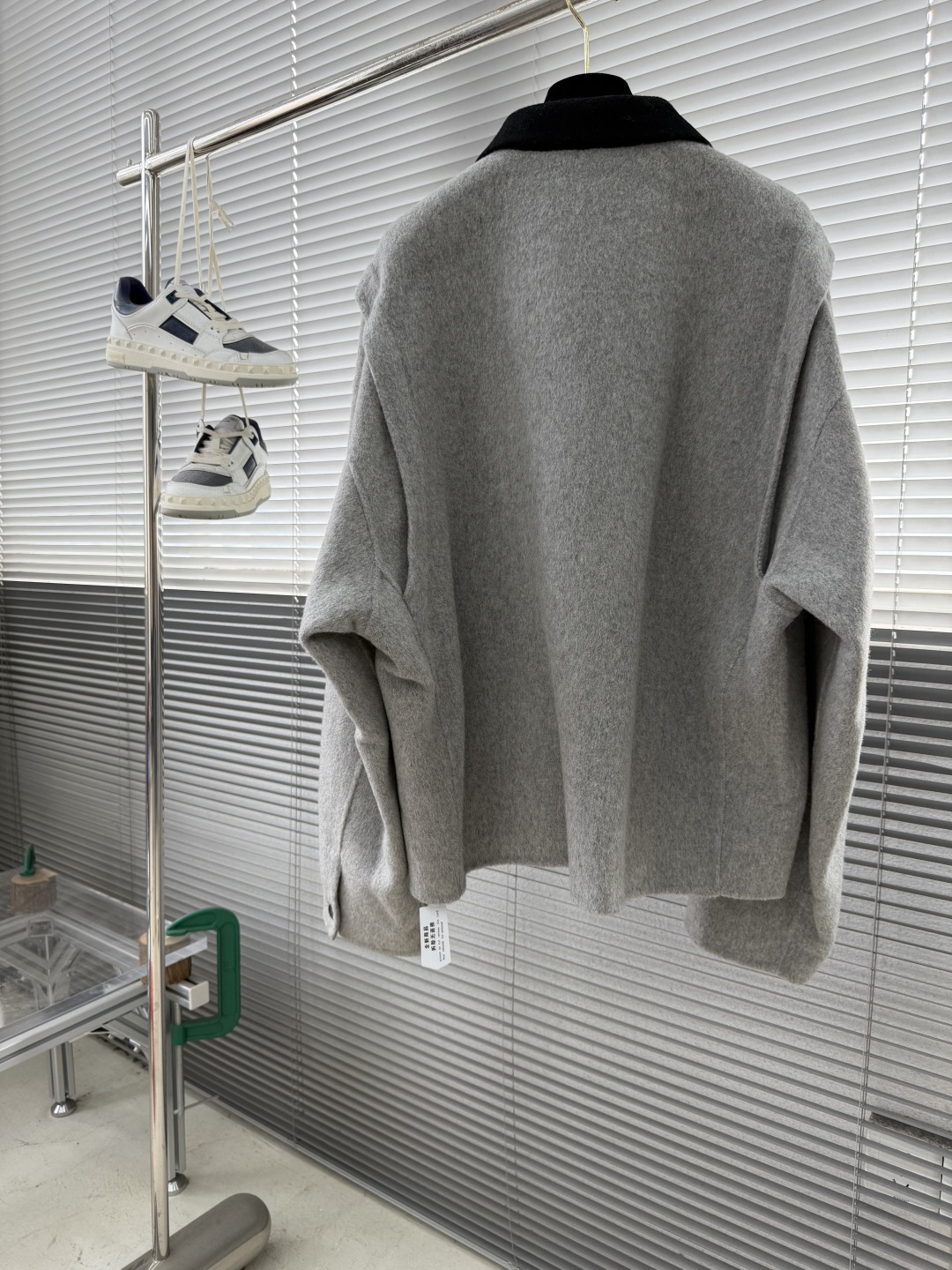 -Celin 这款羊毛夹克简直太帅啦！上身高级感拉满😎双面呢材质，品质卓越简约时尚风，永不过时刺绣 lo