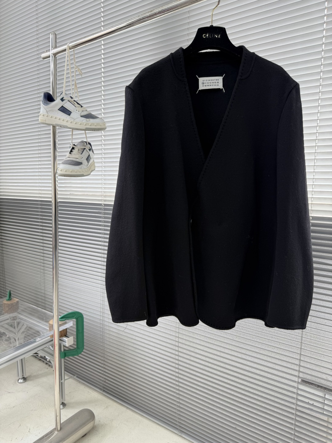 -MM7 马吉拉 这款西装外套太有范儿啦！无领设计，简约时尚😎羊毛材质，舒适保暖休闲风格，男女同款手工缝