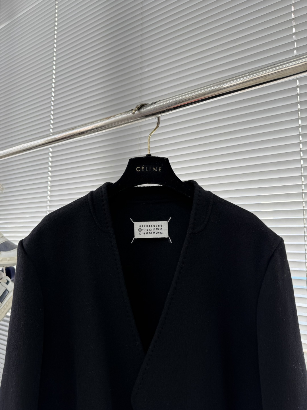 -MM7 马吉拉 这款西装外套太有范儿啦！无领设计，简约时尚😎羊毛材质，舒适保暖休闲风格，男女同款手工缝