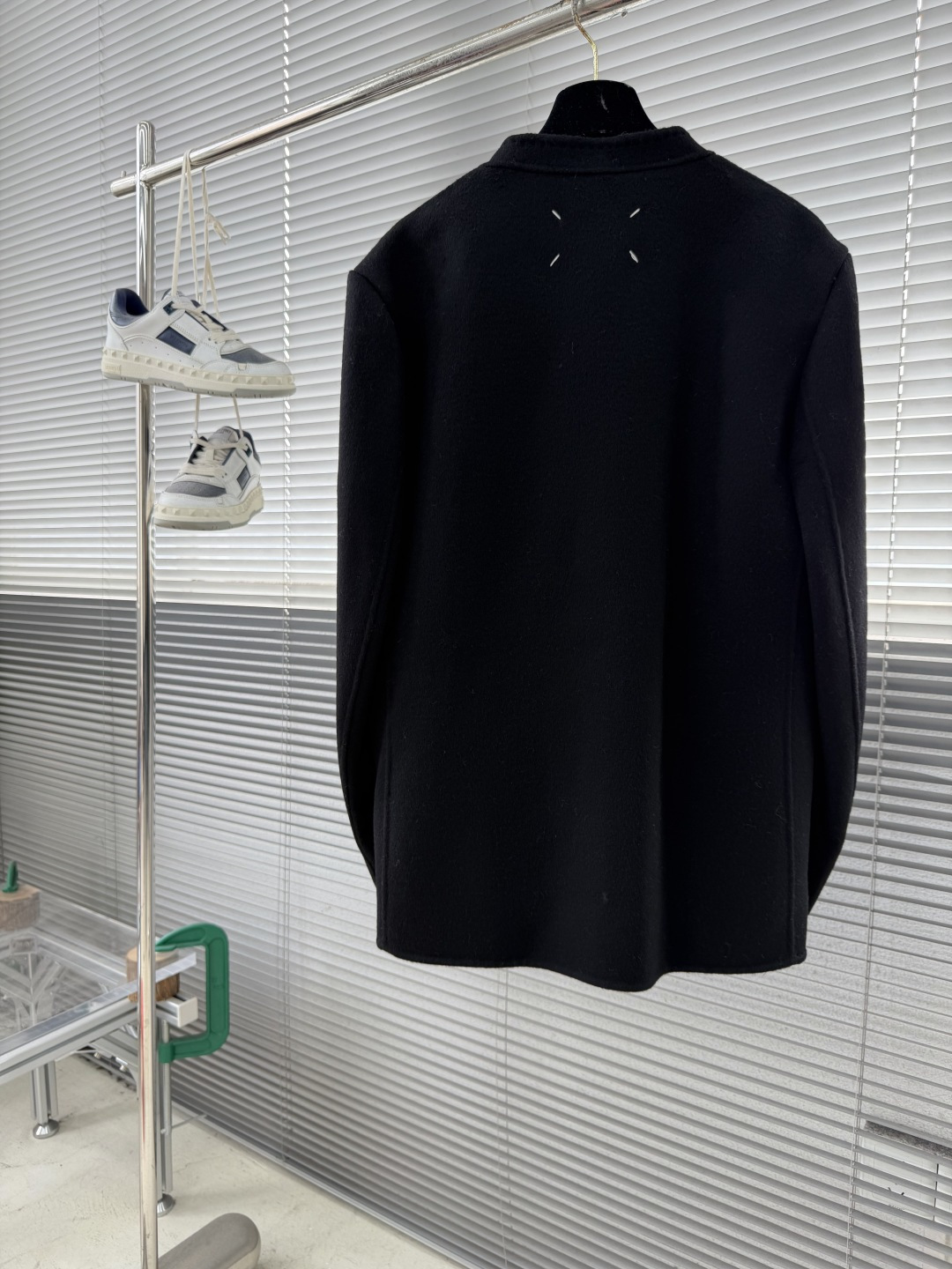 -MM7 马吉拉 这款西装外套太有范儿啦！无领设计，简约时尚😎羊毛材质，舒适保暖休闲风格，男女同款手工缝