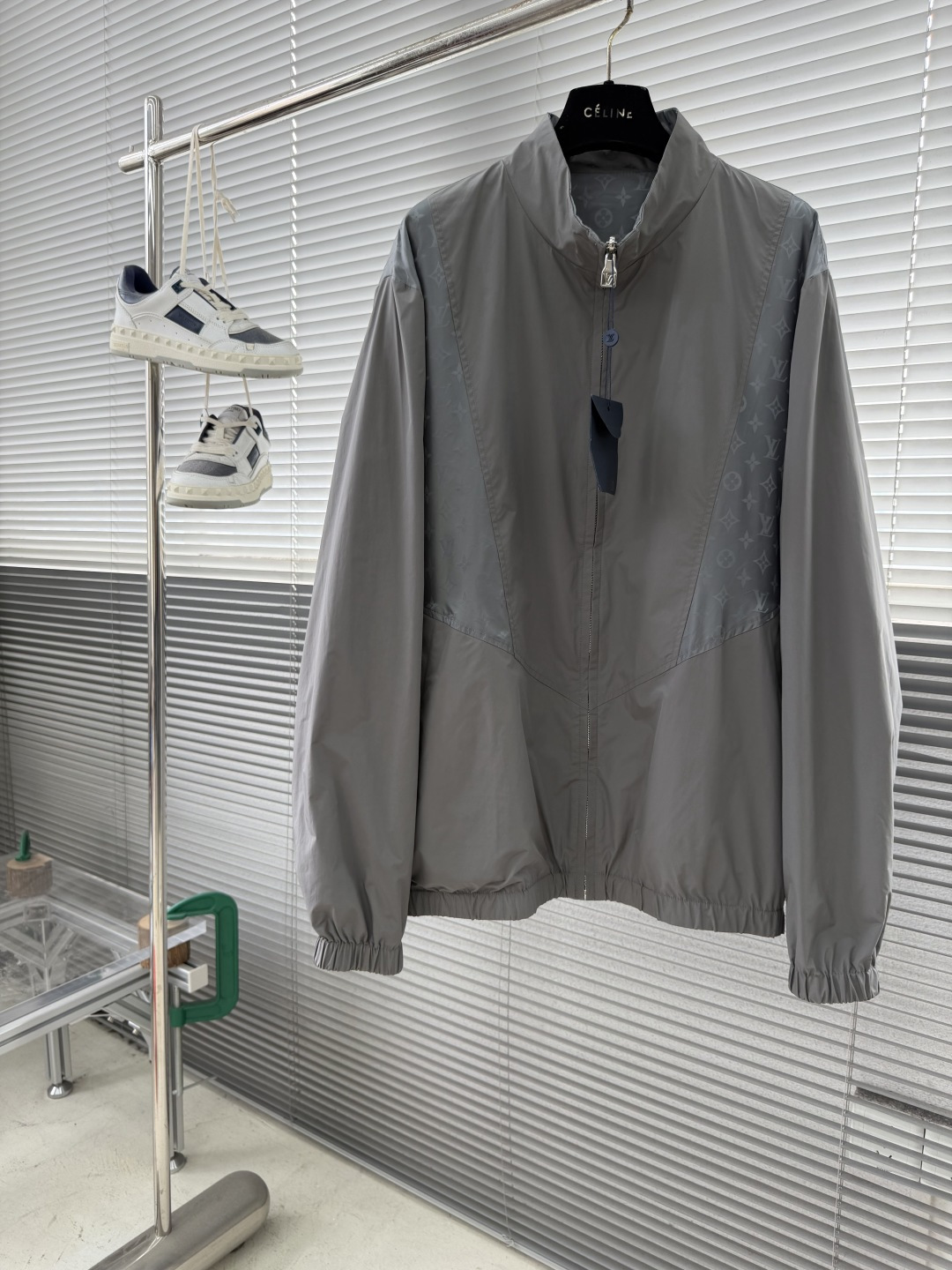 -驴牌 新款男士休闲定制双面夹克外套。穿上简约干练的休闲外套，瞬间重回时髦霸气，又是活力满满的状态。史前