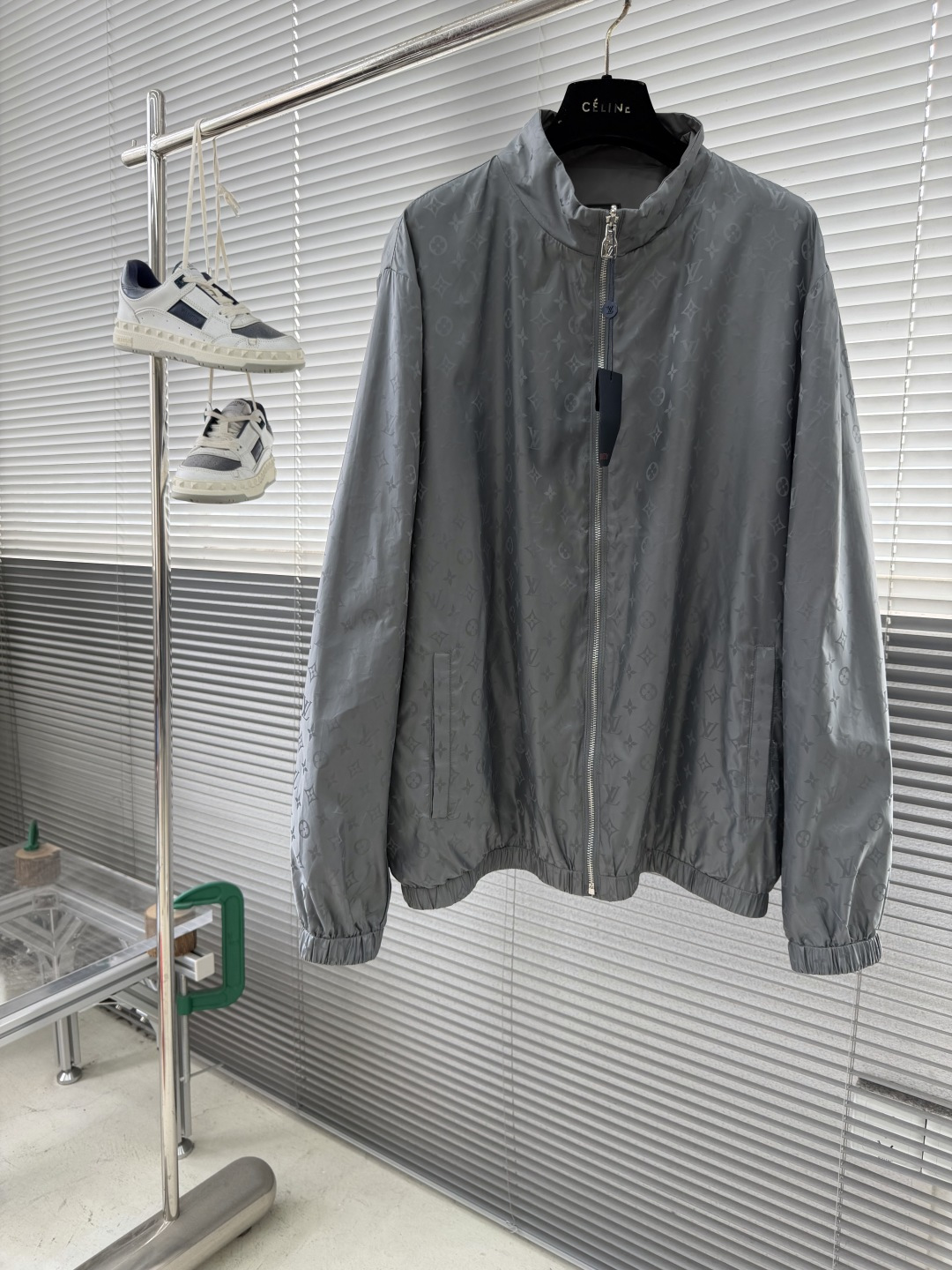 -驴牌 新款男士休闲定制双面夹克外套。穿上简约干练的休闲外套，瞬间重回时髦霸气，又是活力满满的状态。史前