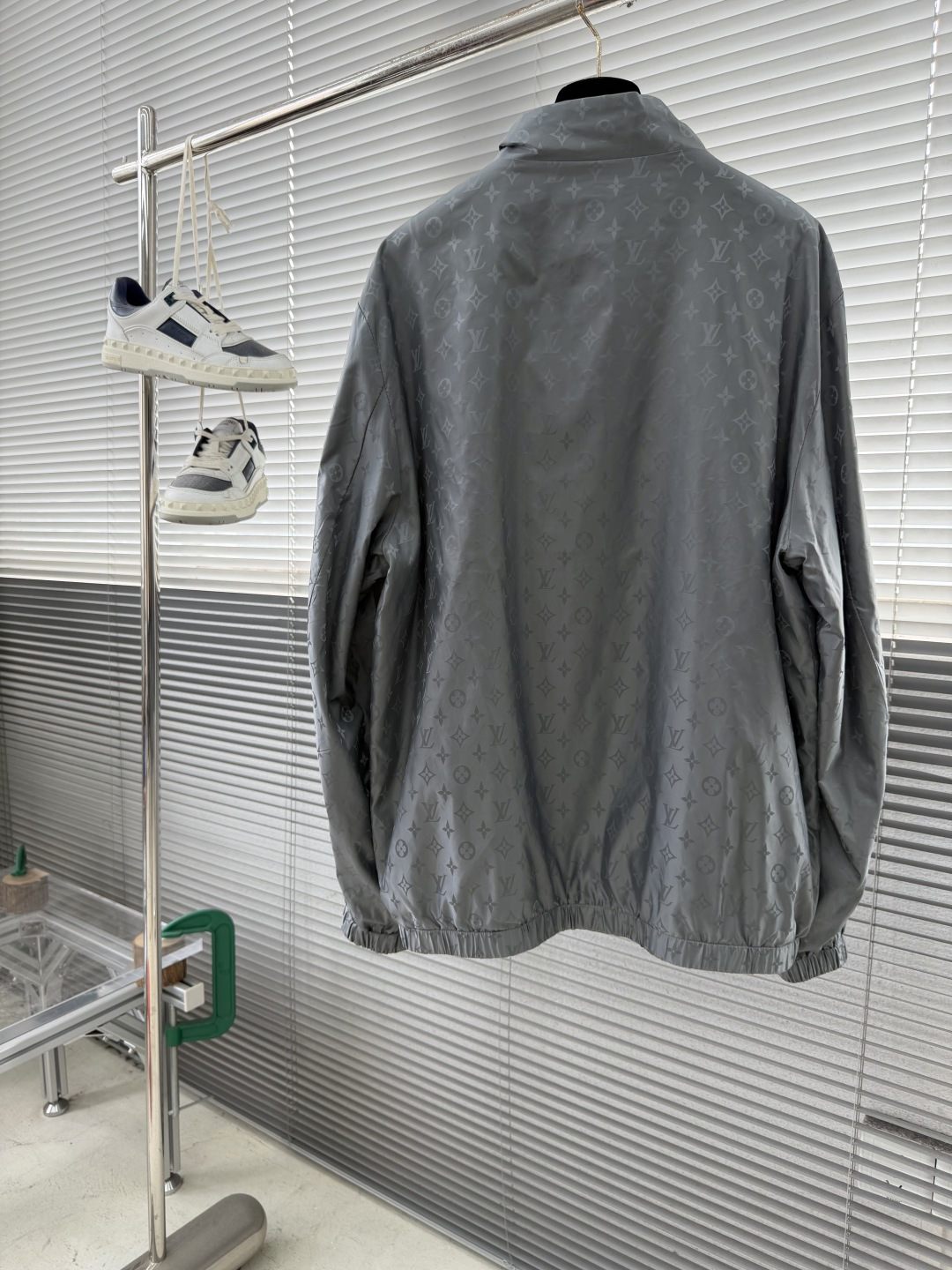 -驴牌 新款男士休闲定制双面夹克外套。穿上简约干练的休闲外套，瞬间重回时髦霸气，又是活力满满的状态。史前