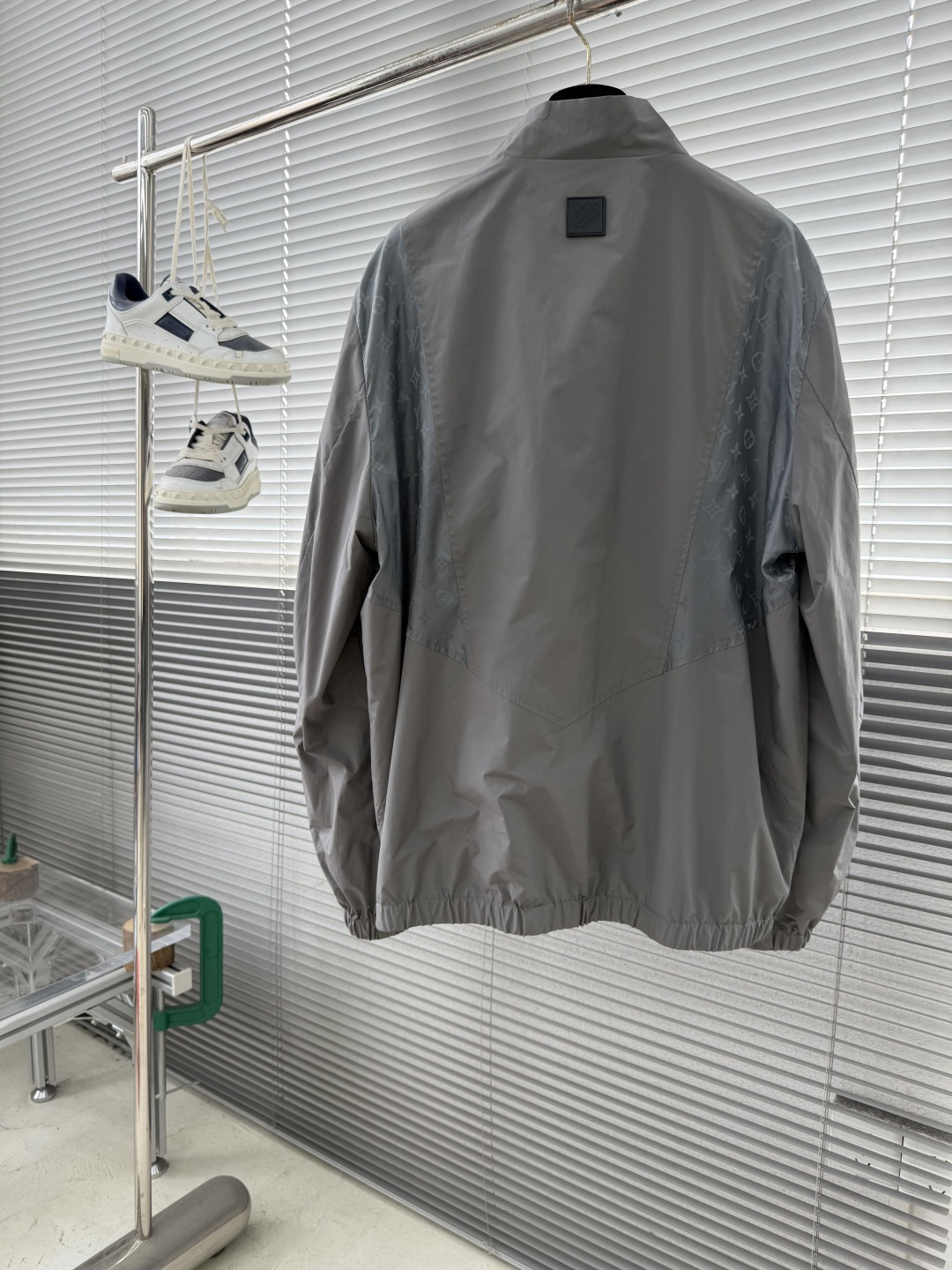 -驴牌 新款男士休闲定制双面夹克外套。穿上简约干练的休闲外套，瞬间重回时髦霸气，又是活力满满的状态。史前