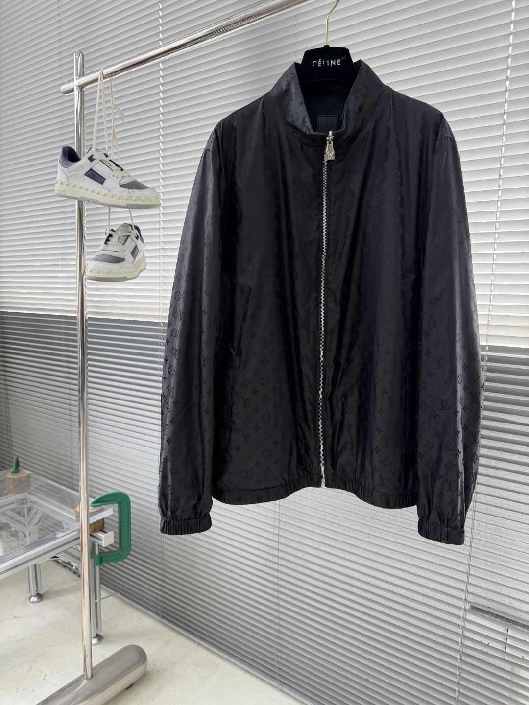 -驴牌 新款男士休闲定制双面夹克外套。穿上简约干练的休闲外套，瞬间重回时髦霸气，又是活力满满的状态。史前