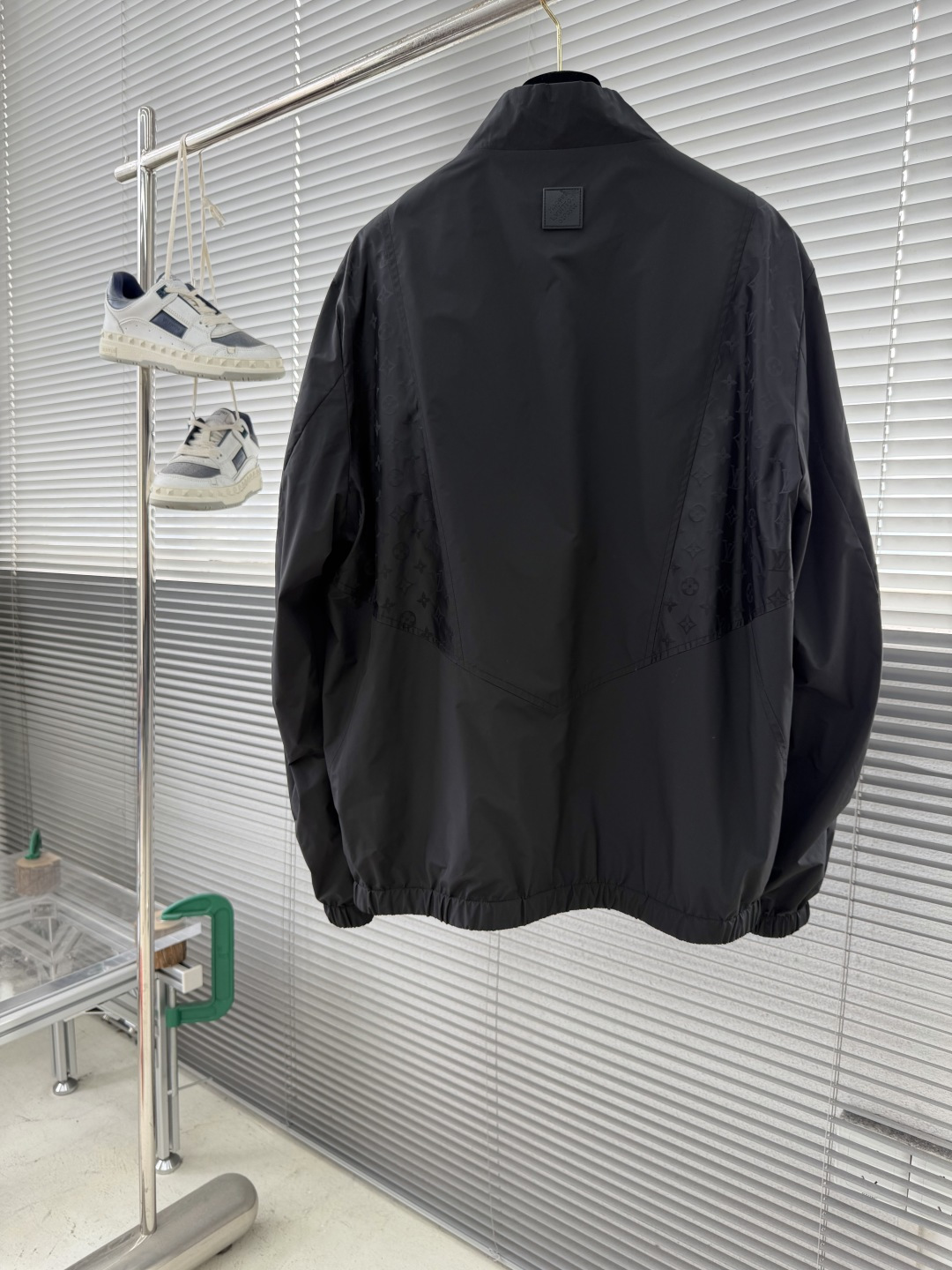 -驴牌 新款男士休闲定制双面夹克外套。穿上简约干练的休闲外套，瞬间重回时髦霸气，又是活力满满的状态。史前