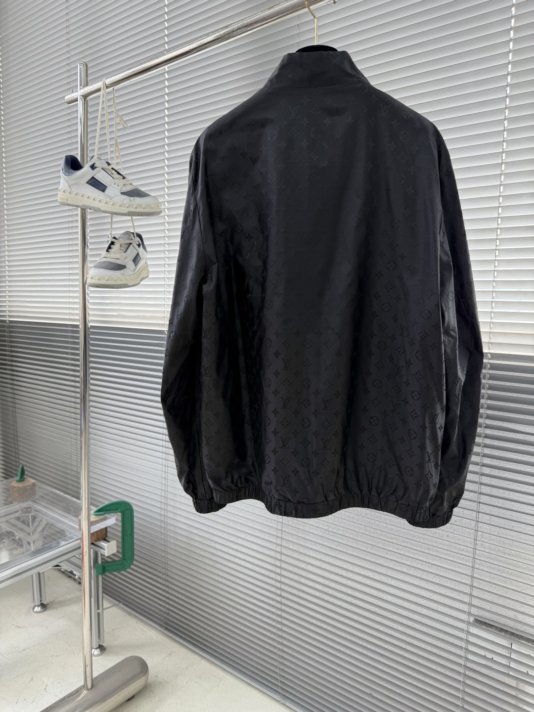 -驴牌 新款男士休闲定制双面夹克外套。穿上简约干练的休闲外套，瞬间重回时髦霸气，又是活力满满的状态。史前