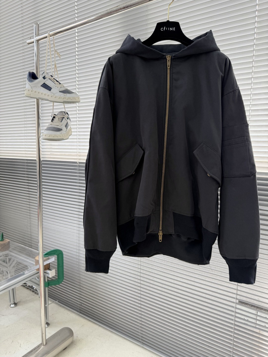 -Balenciag 25FW 前后拼接重工棉服夹克Bomber外层采用高密全棉斜纹布，先通过砂洗+马骝