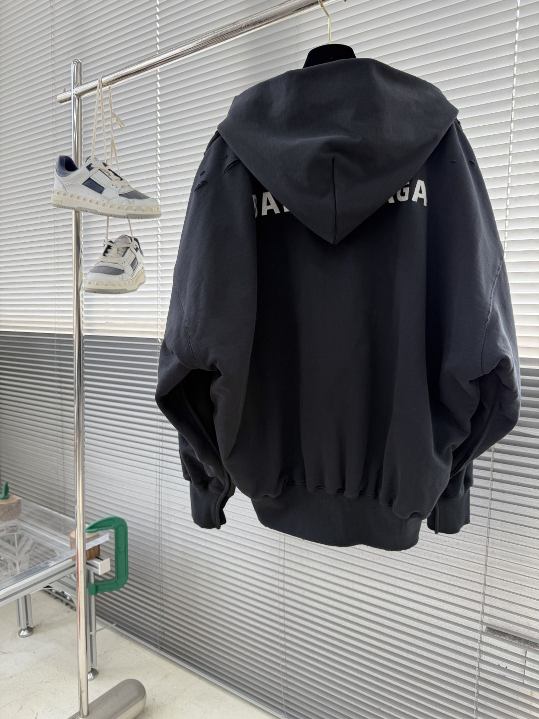 -Balenciag 25FW 前后拼接重工棉服夹克Bomber外层采用高密全棉斜纹布，先通过砂洗+马骝