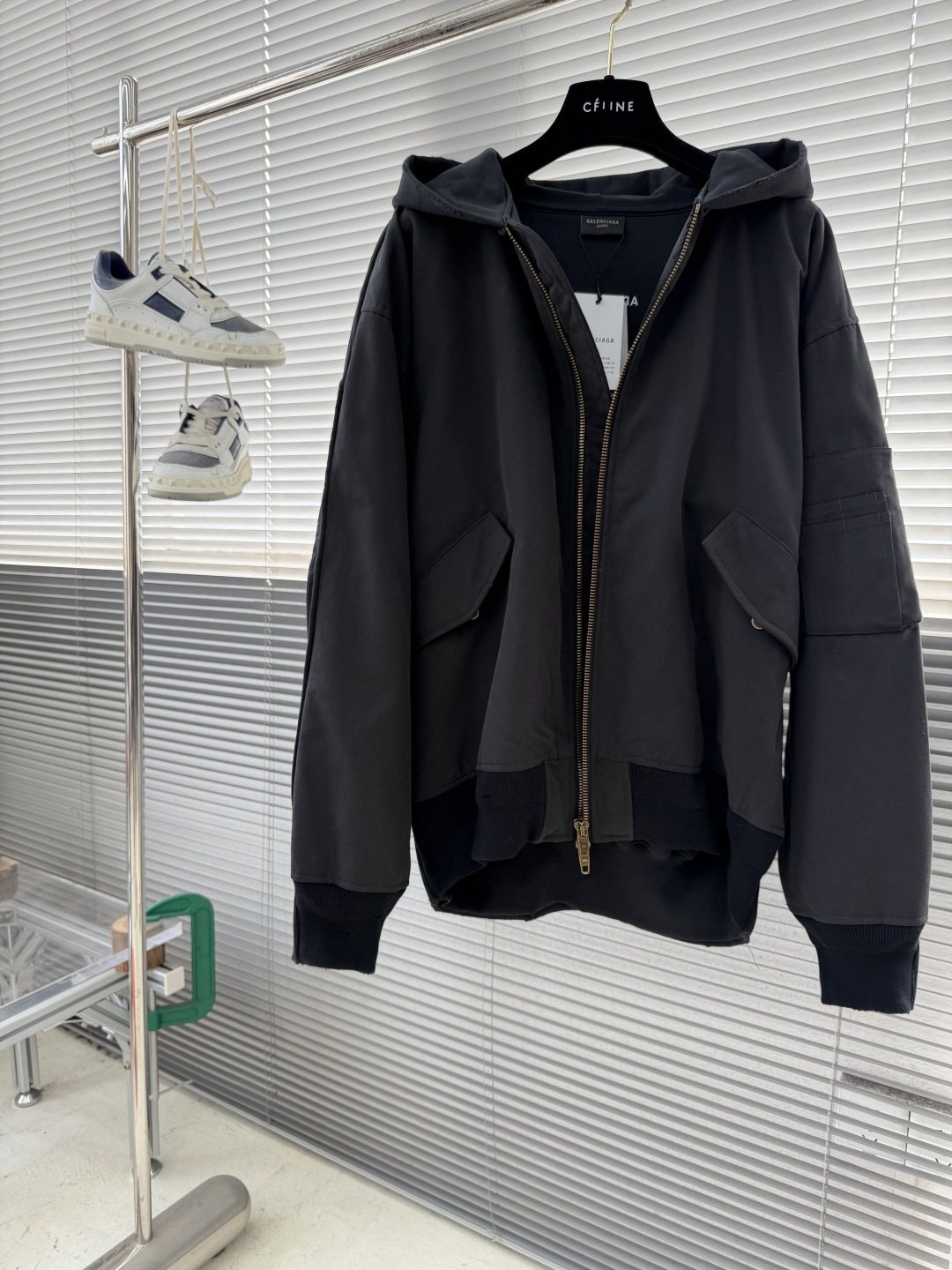 -Balenciag 25FW 前后拼接重工棉服夹克Bomber外层采用高密全棉斜纹布，先通过砂洗+马骝