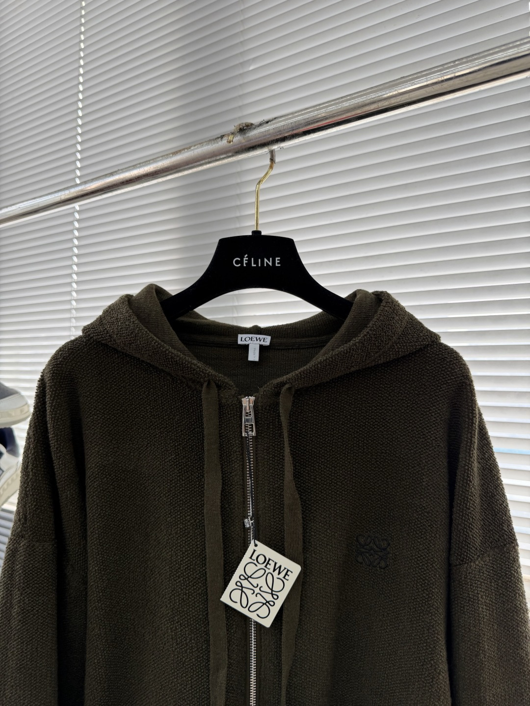 -LOEW 饰刺绣连帽拉链开衫精选高品质的羊毛为主体，以独特的毛巾布缝线工艺，是这件卫衣的一大亮点。这种