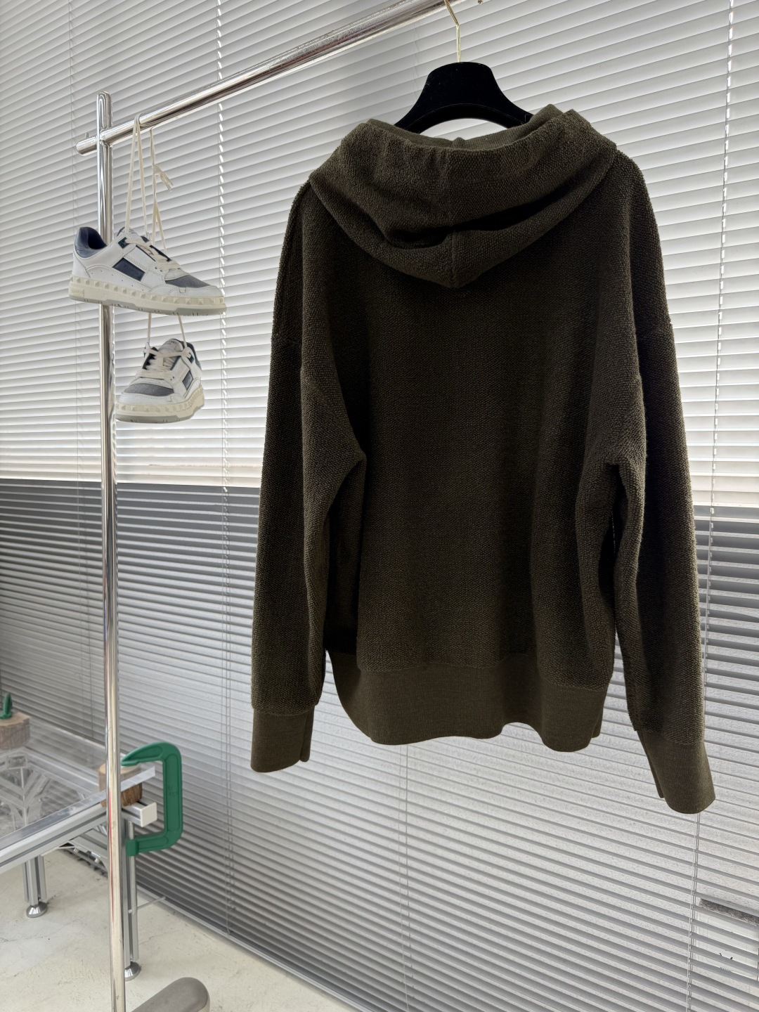 -LOEW 饰刺绣连帽拉链开衫精选高品质的羊毛为主体，以独特的毛巾布缝线工艺，是这件卫衣的一大亮点。这种