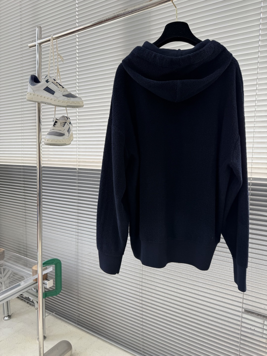 -LOEW 饰刺绣连帽拉链开衫精选高品质的羊毛为主体，以独特的毛巾布缝线工艺，是这件卫衣的一大亮点。这种