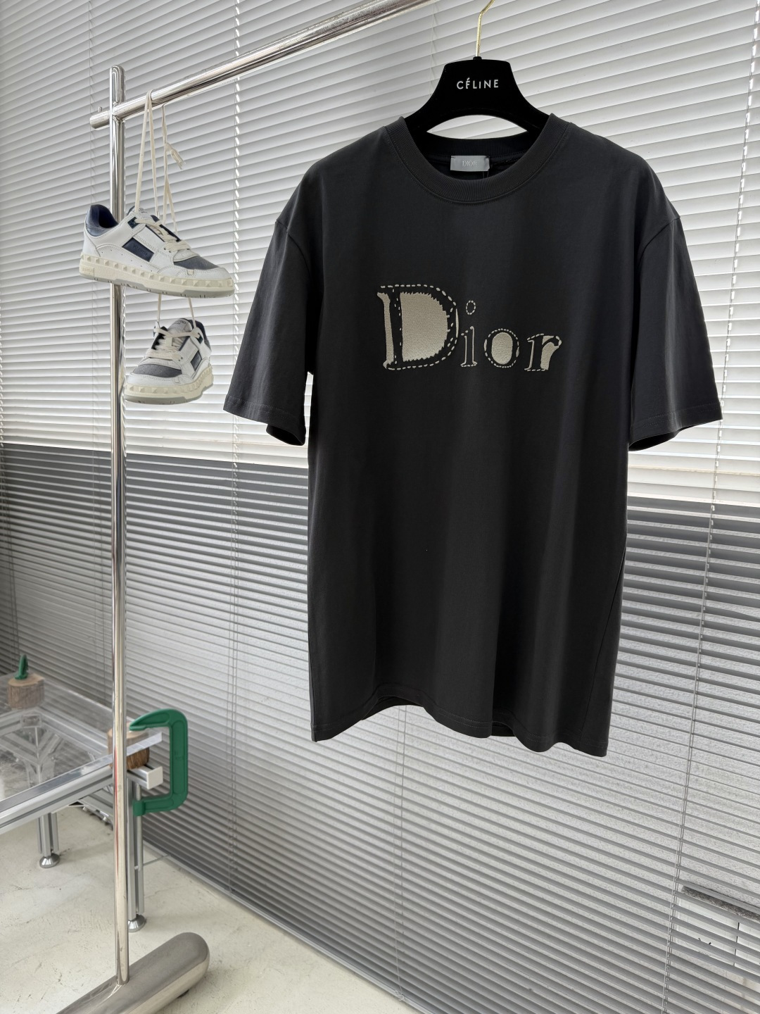 NO:743415,The highest version on the market, the girl inspects the goods, trims the three marks on the threads, and delivers the goods. You can post pictures and take videos. If you want quality and service, add me on WeChat. We will not accept urgent orders. -Dio 2026 spring and summer new product. Cotton G fabric, soft and skin-friendly, wide and drapey. The four-thread dense edge is finely made, and the tatami embroidered logo on the front is simple and elegant, and the three marks are complete. Same style for men and women. Size S M L XL. Shoulder width 56.5 58.  60.4 62 Length 70727476 Bust 106 114,Dior-clothing,dior,dior,19860909市面最高版本小妹验货、修剪线头上三标、发货可发图及拍视频,要品质要服务的加我微信,不接急单. -Dio 2026春夏新品.全棉g面料,柔软亲肤,挺阔有垂坠感.四线密边做工精细,前幅案榻榻米刺绣logo标识,简洁大方,三标齐全. 男女同款 码数S M L XL 肩宽56.5 58 60.4 62 衣长70727476 胸围 106 114,迪奥-服装,dior,dior,,Women's clothing