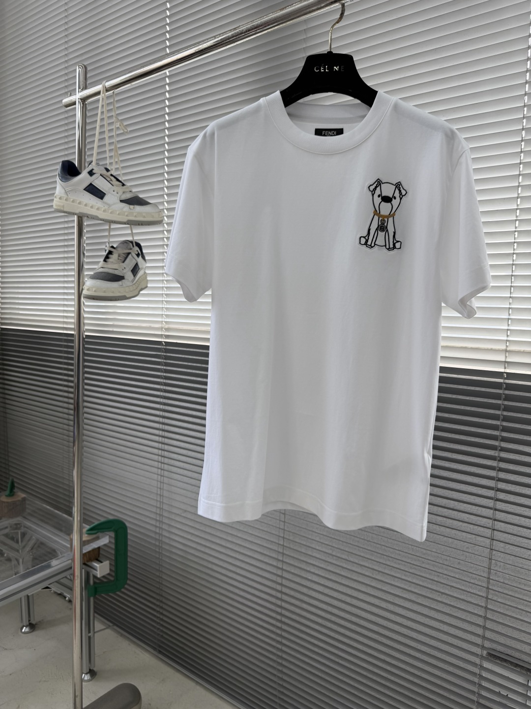 -FEND 25fw新款T恤 白色棉质T恤白色纯棉材质，胸部饰有撞色刺绣，灵感源自创意总监Silvia 