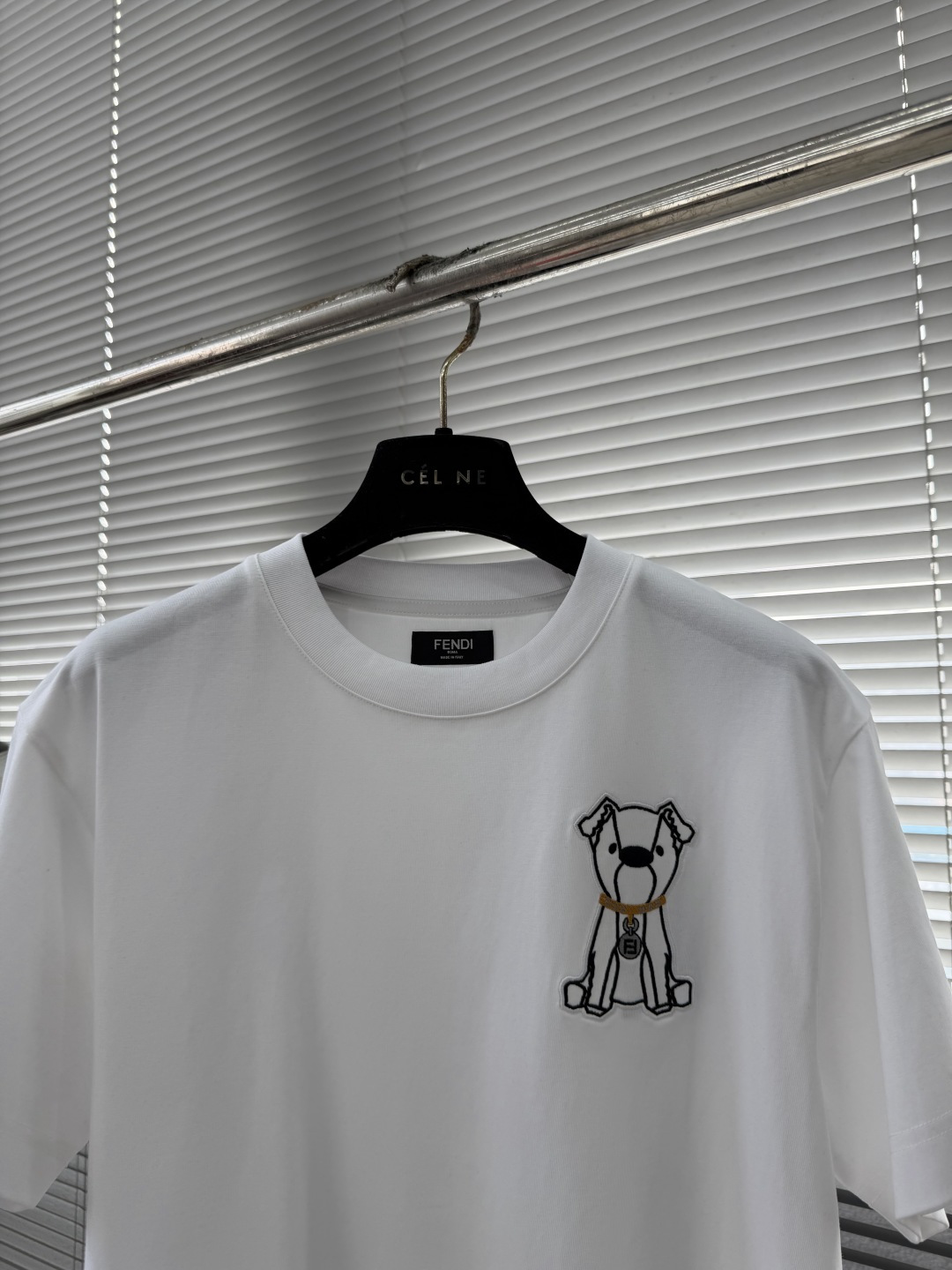 -FEND 25fw新款T恤 白色棉质T恤白色纯棉材质，胸部饰有撞色刺绣，灵感源自创意总监Silvia 