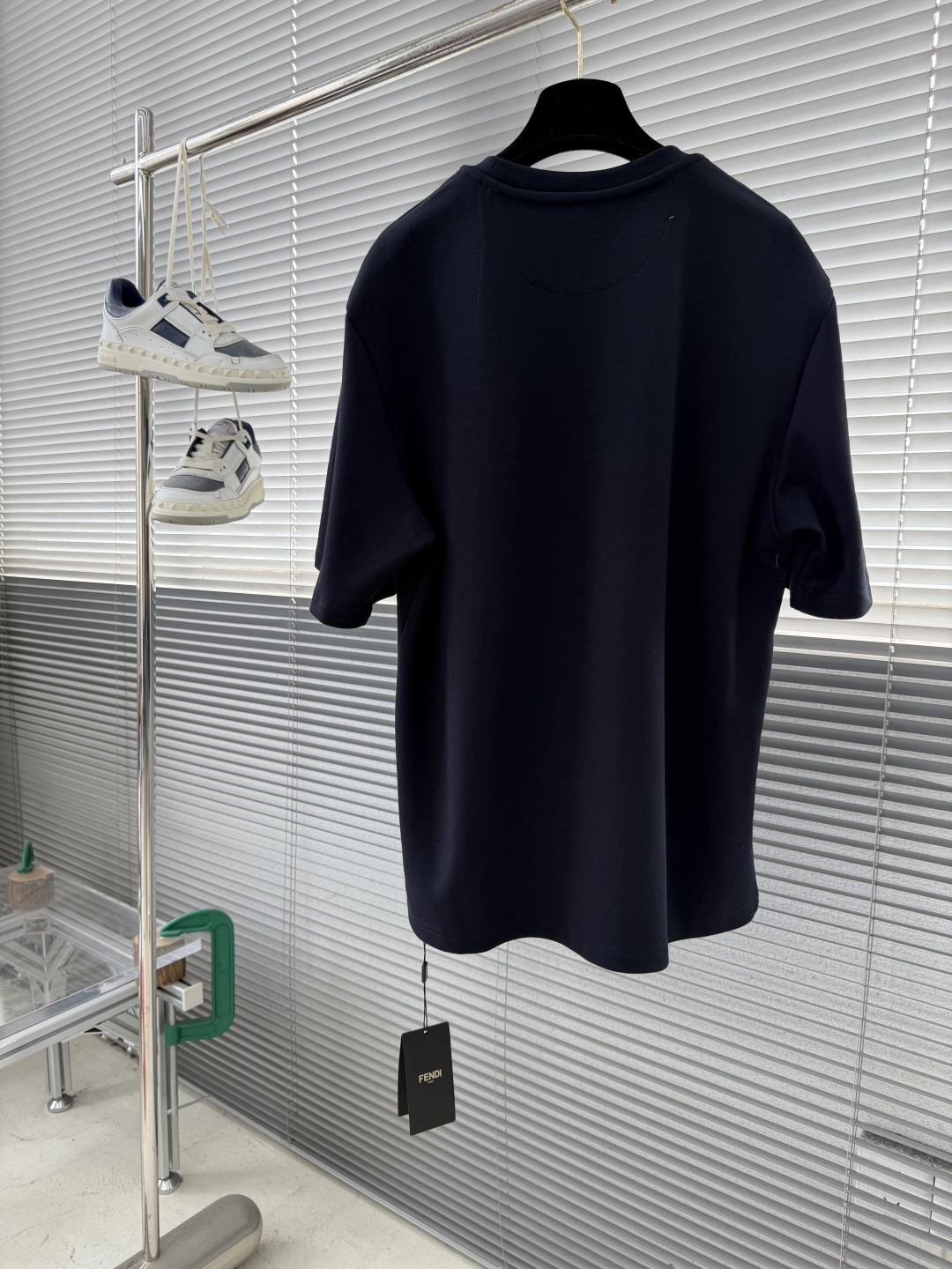 -FEND 25fw新款深蓝色棉质T恤正面绣有定制的撞色FEND BoomPoP图案，细节设计灵感源自该