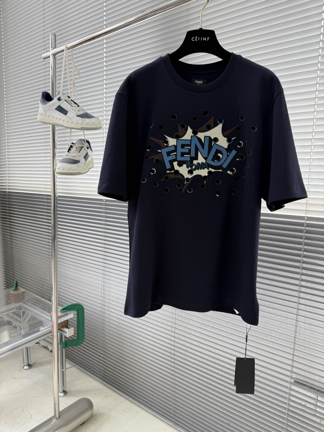 -FEND 25fw新款深蓝色棉质T恤正面绣有定制的撞色FEND BoomPoP图案，细节设计灵感源自该