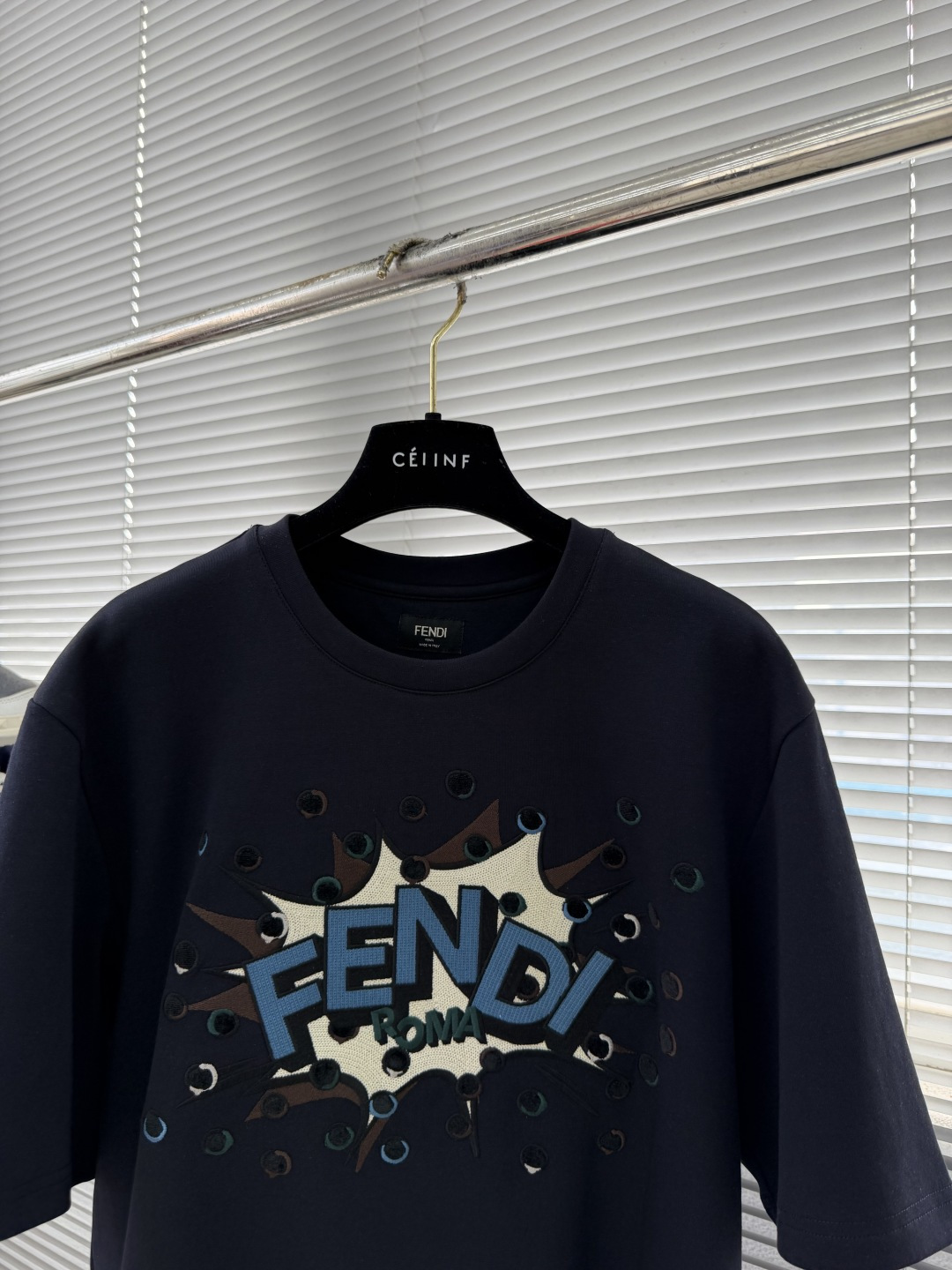 -FEND 25fw新款深蓝色棉质T恤正面绣有定制的撞色FEND BoomPoP图案，细节设计灵感源自该
