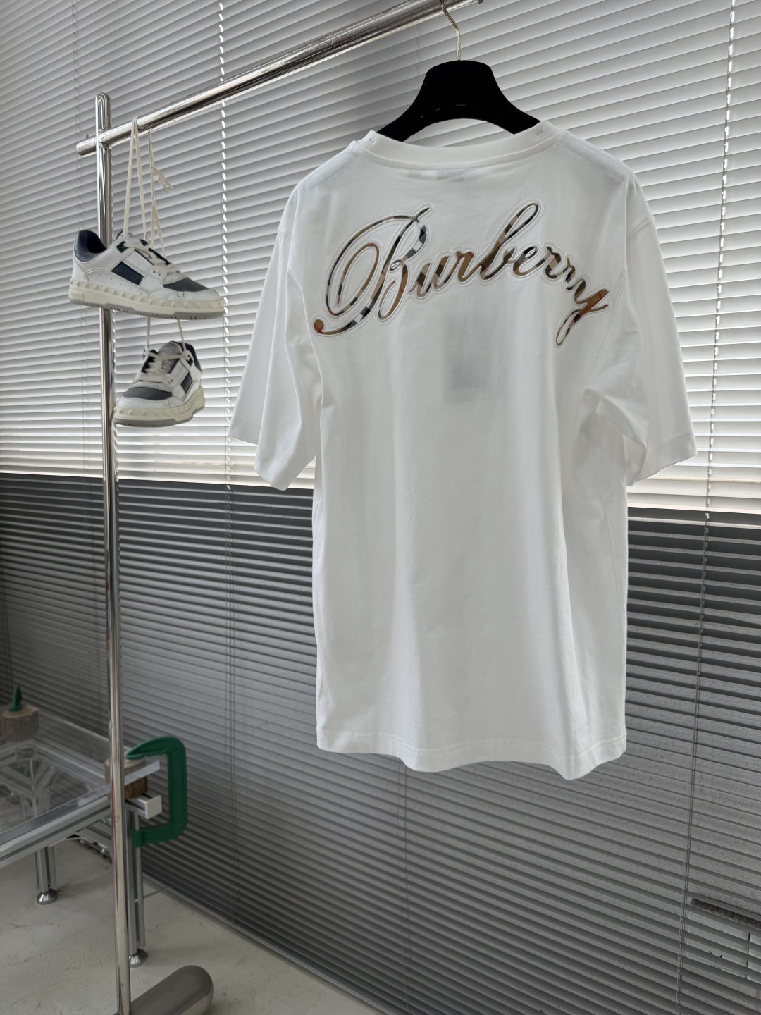 -BBR 25fw新款格纹草书风格徽标装饰棉质 T 恤衫圆领 T 恤衫，选用中量级平织棉面料打造，呈现休