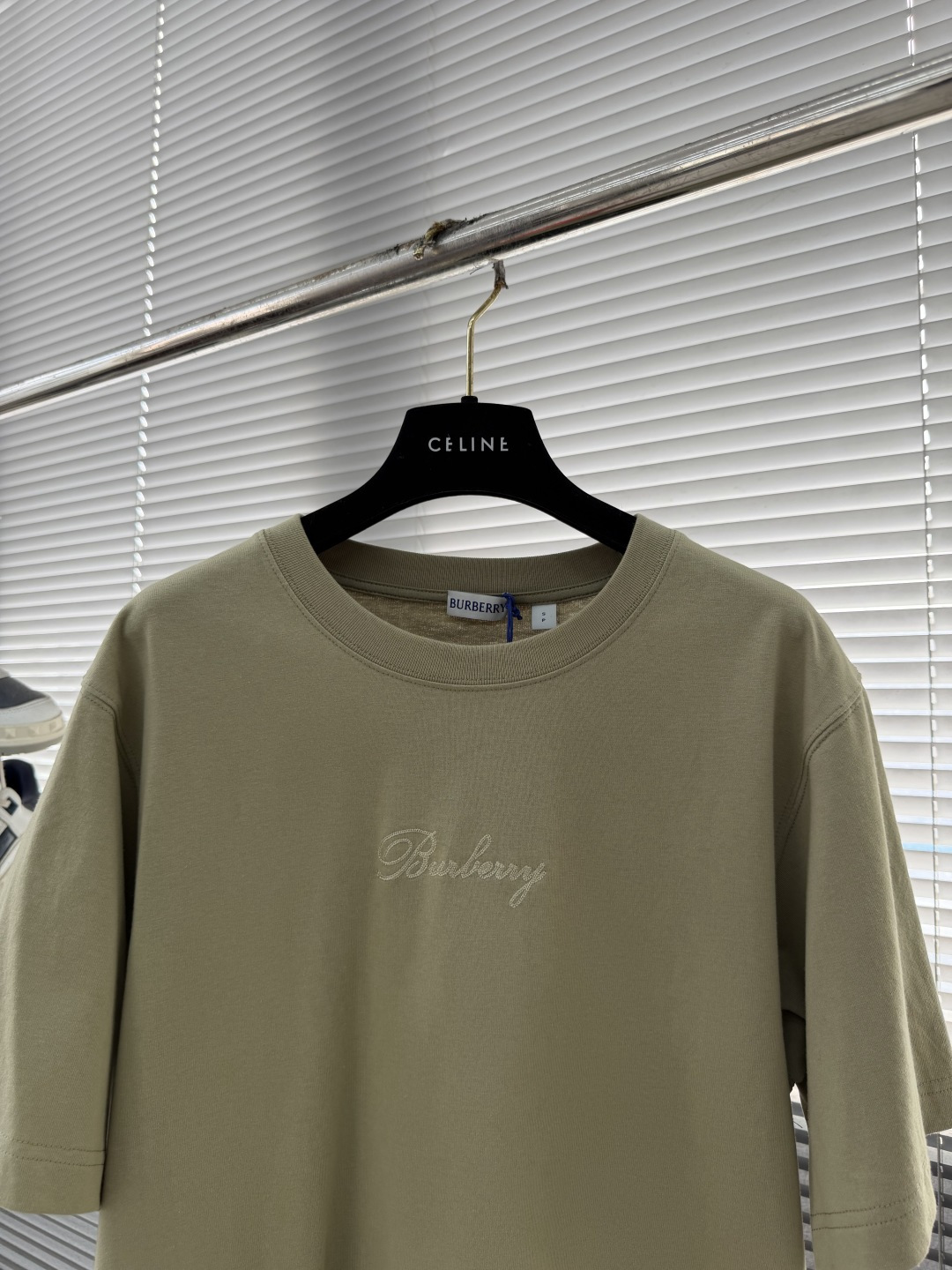 -BBR 25fw新款格纹草书风格徽标装饰棉质 T 恤衫圆领 T 恤衫，选用中量级平织棉面料打造，呈现休