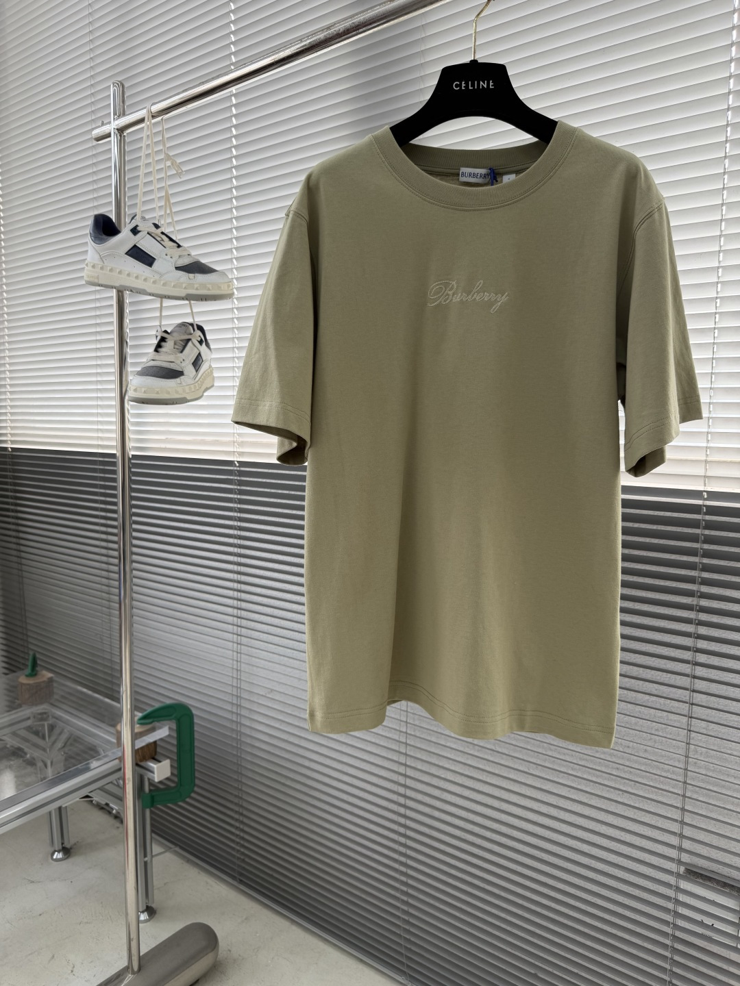 -BBR 25fw新款格纹草书风格徽标装饰棉质 T 恤衫圆领 T 恤衫，选用中量级平织棉面料打造，呈现休