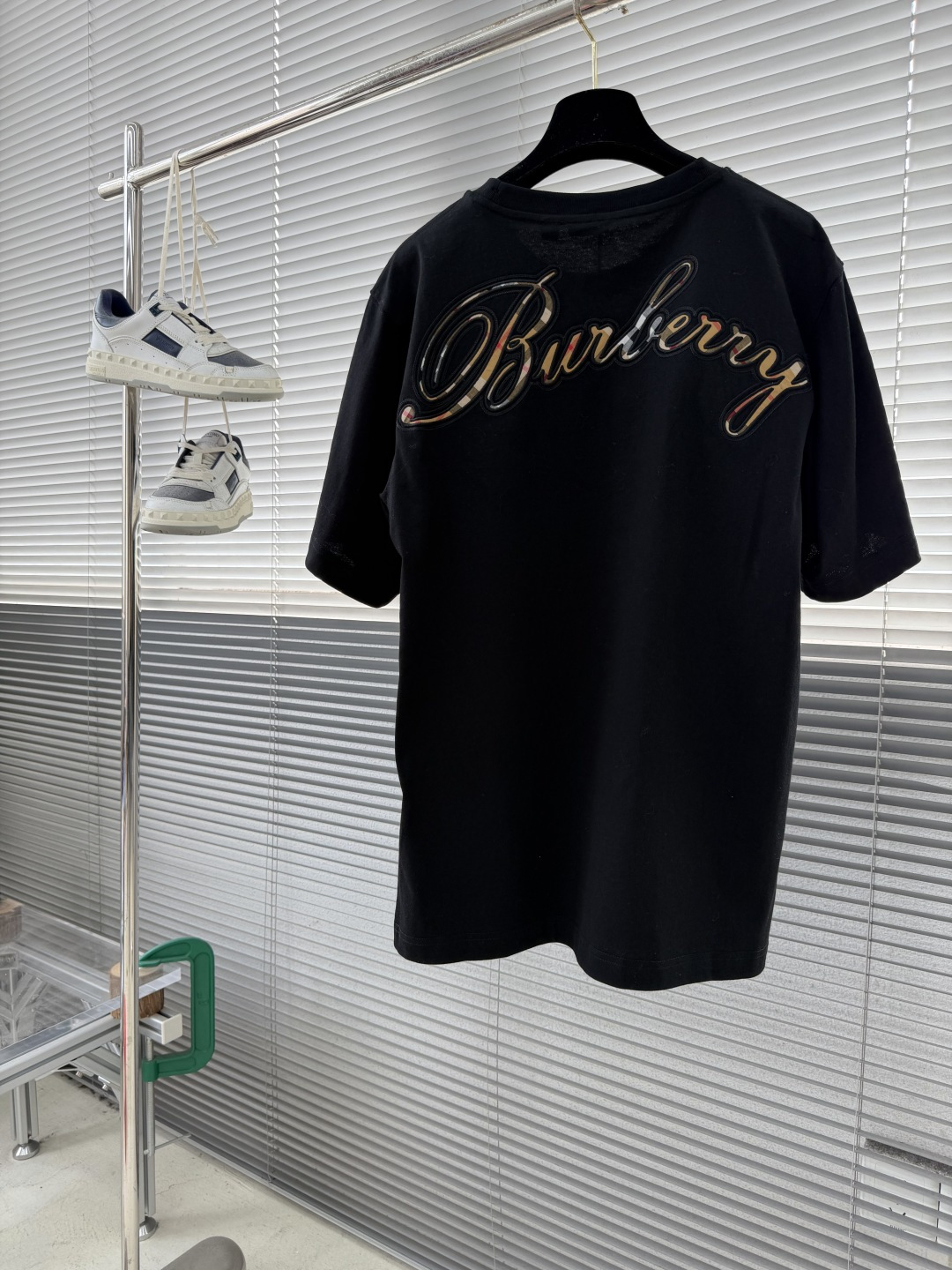 -BBR 25fw新款格纹草书风格徽标装饰棉质 T 恤衫圆领 T 恤衫，选用中量级平织棉面料打造，呈现休