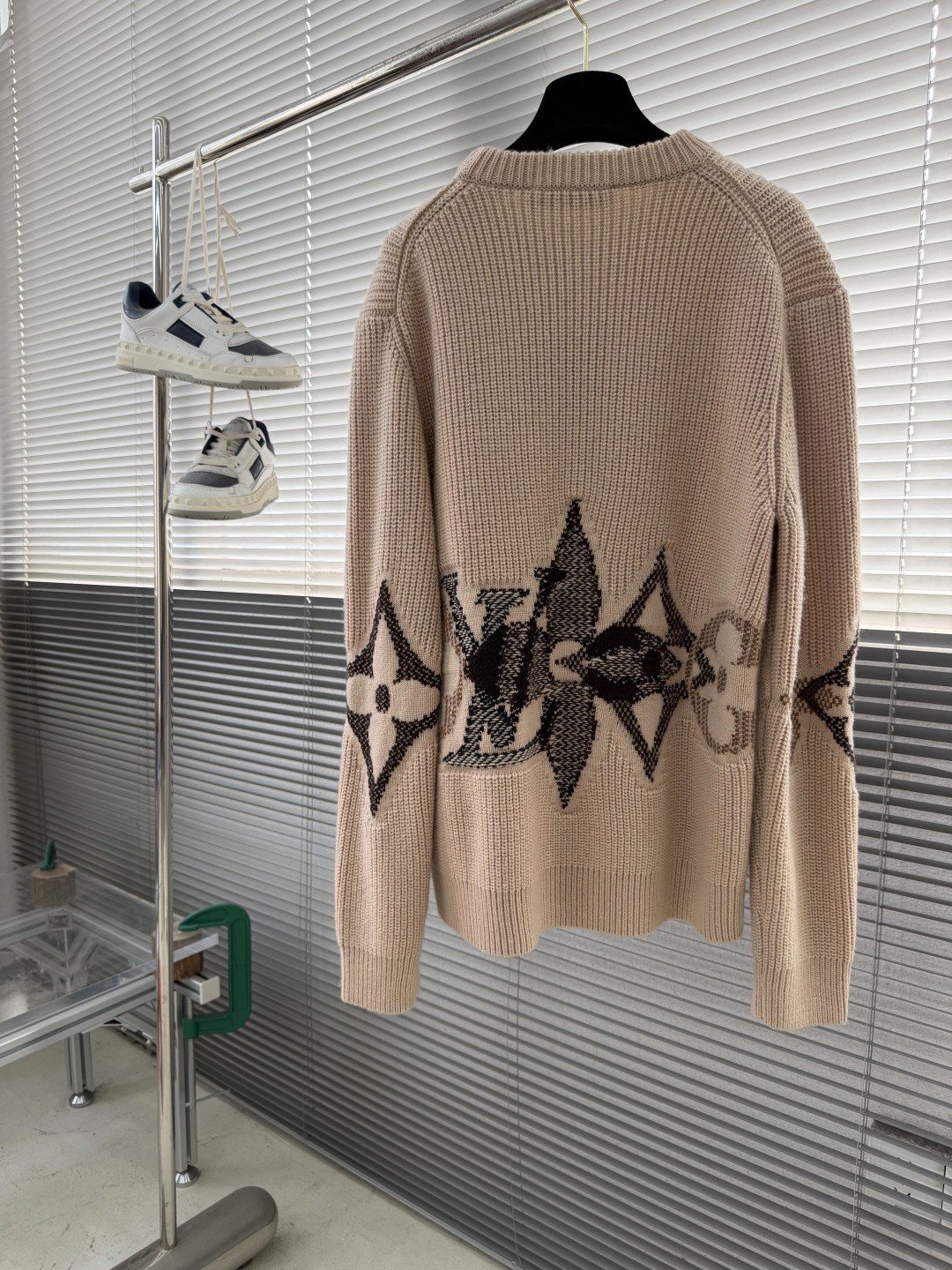 -驴牌 25fw新款针织圆领衫本款粗针织圆领衫取材负责任采购的细腻绵羊毛，醒目绽放 Monogram 花