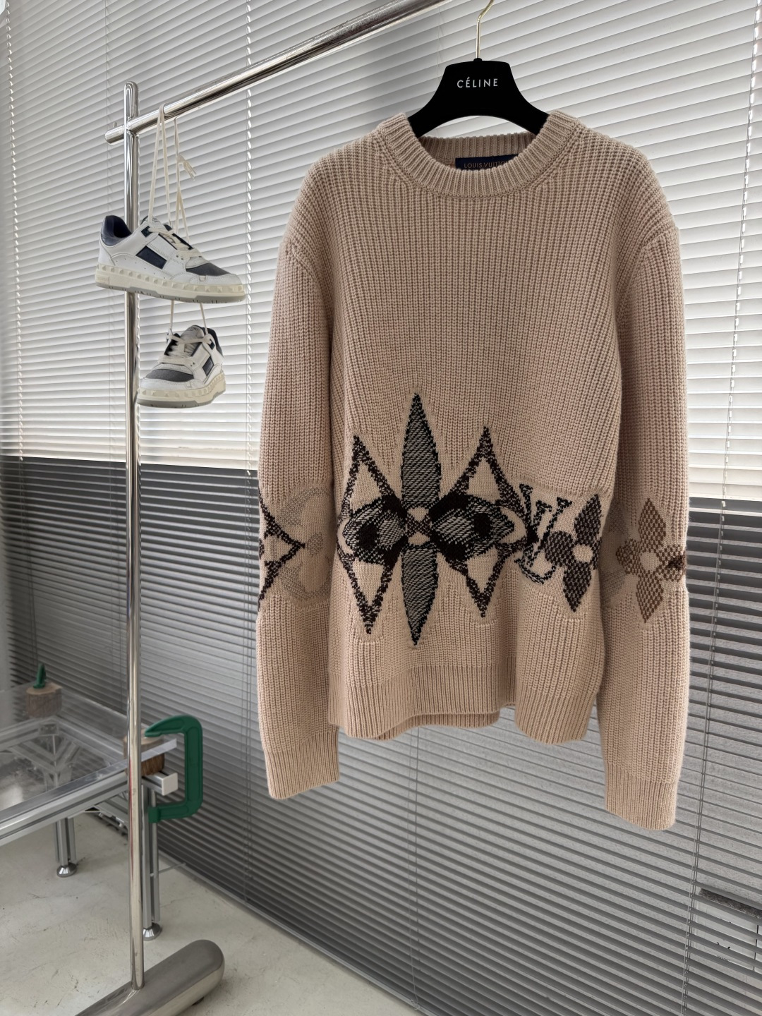 -驴牌 25fw新款针织圆领衫本款粗针织圆领衫取材负责任采购的细腻绵羊毛，醒目绽放 Monogram 花