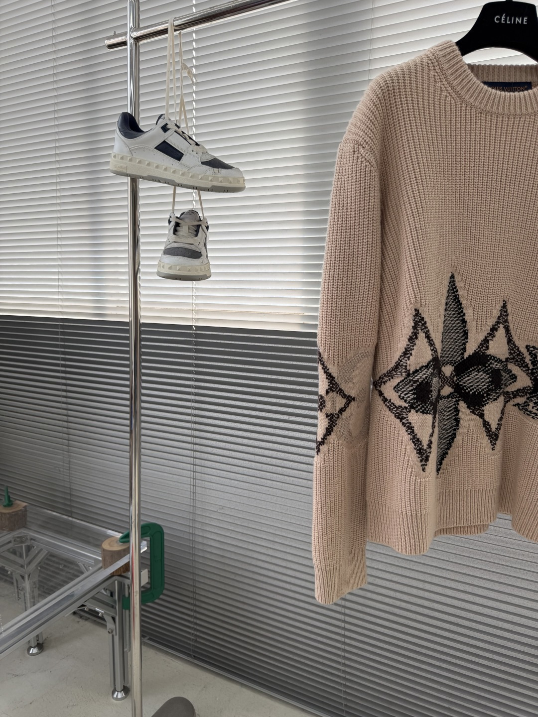 -驴牌 25fw新款针织圆领衫本款粗针织圆领衫取材负责任采购的细腻绵羊毛，醒目绽放 Monogram 花