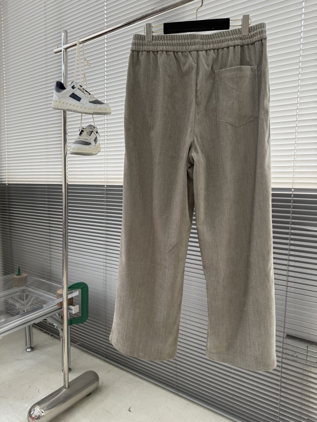 -Herme 2025秋冬男士慵懒风休闲裤，尽显自在格调。宽松抽绳阔腿直筒版型，自在随性，包容各种身材，