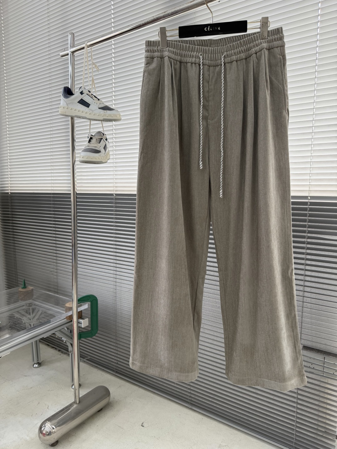 -Herme 2025秋冬男士慵懒风休闲裤，尽显自在格调。宽松抽绳阔腿直筒版型，自在随性，包容各种身材，