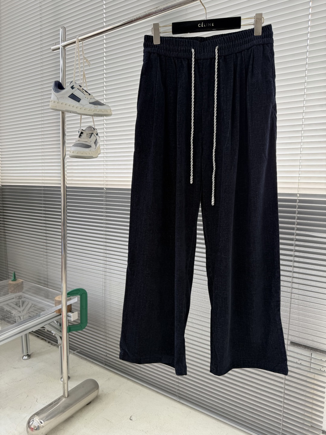 -Herme 2025秋冬男士慵懒风休闲裤，尽显自在格调。宽松抽绳阔腿直筒版型，自在随性，包容各种身材，