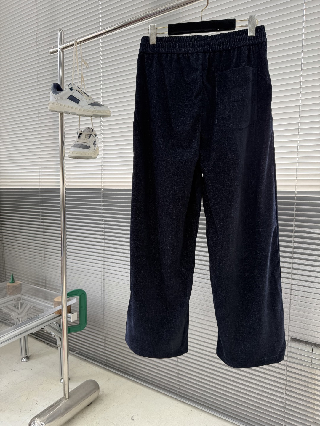 -Herme 2025秋冬男士慵懒风休闲裤，尽显自在格调。宽松抽绳阔腿直筒版型，自在随性，包容各种身材，