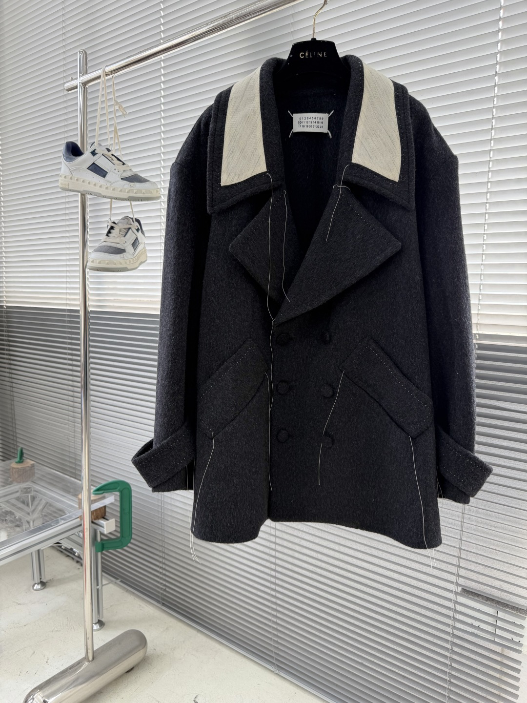 -MM6 马吉拉 撞色翻领中长款，气场十足😎羊毛混纺，保暖又舒适，66%绵羊毛、6.3%山羊绒、1.6%