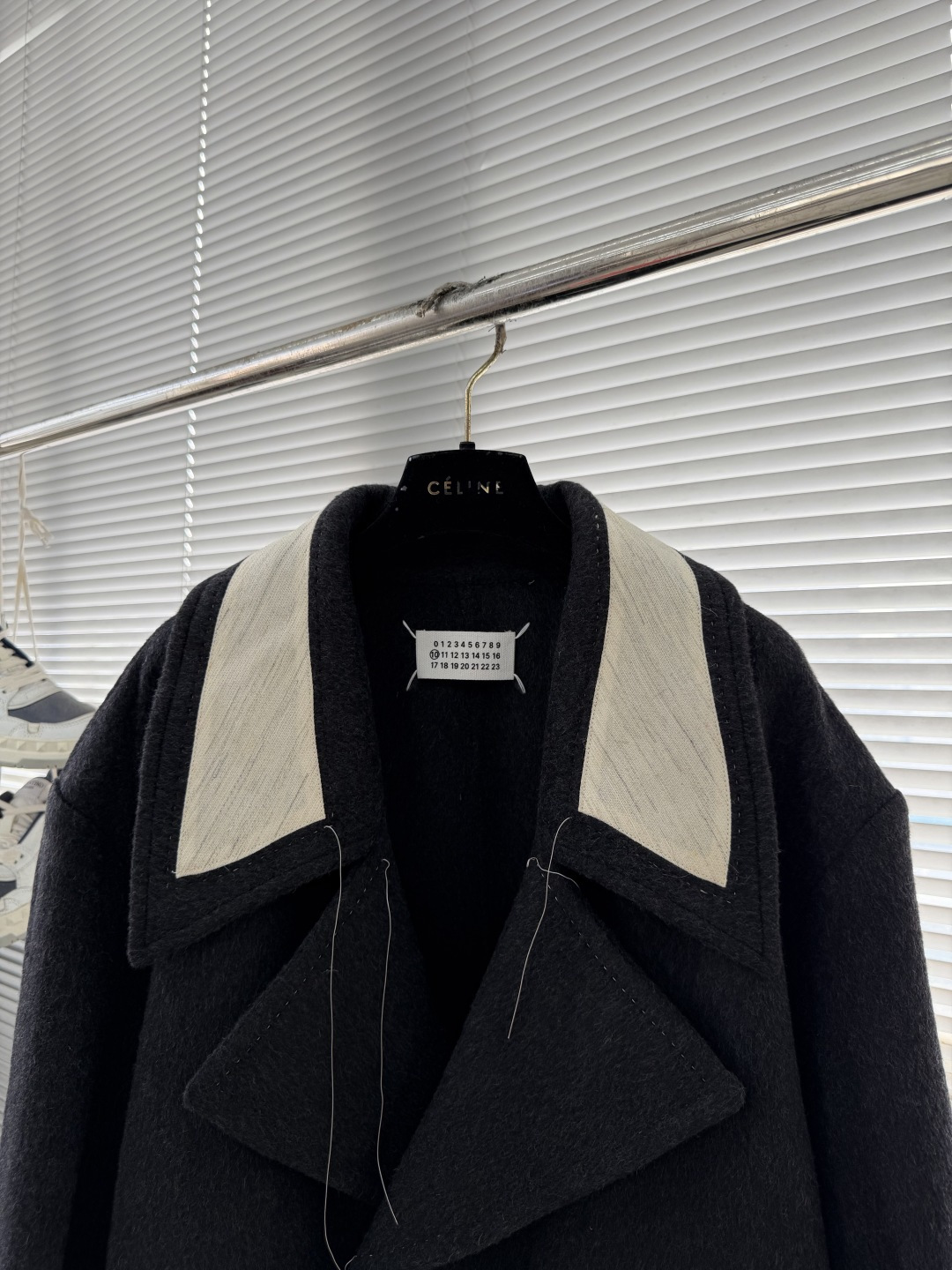 -MM6 马吉拉 撞色翻领中长款，气场十足😎羊毛混纺，保暖又舒适，66%绵羊毛、6.3%山羊绒、1.6%