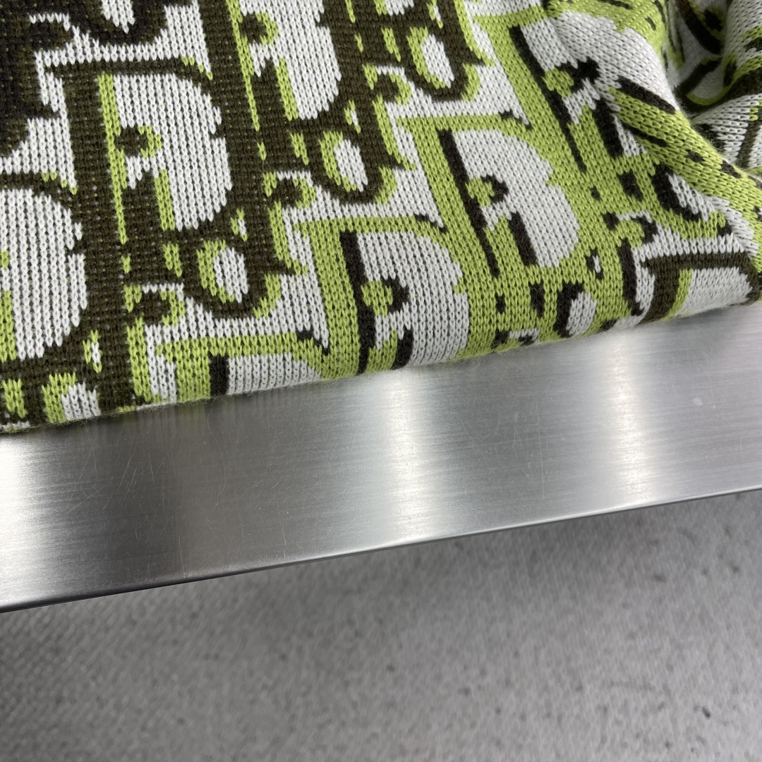 -Dio 25fw新款针织衫白色绵羊毛面料 Oblique 印花 这款针织衫是二零二六春季男装系列新品，