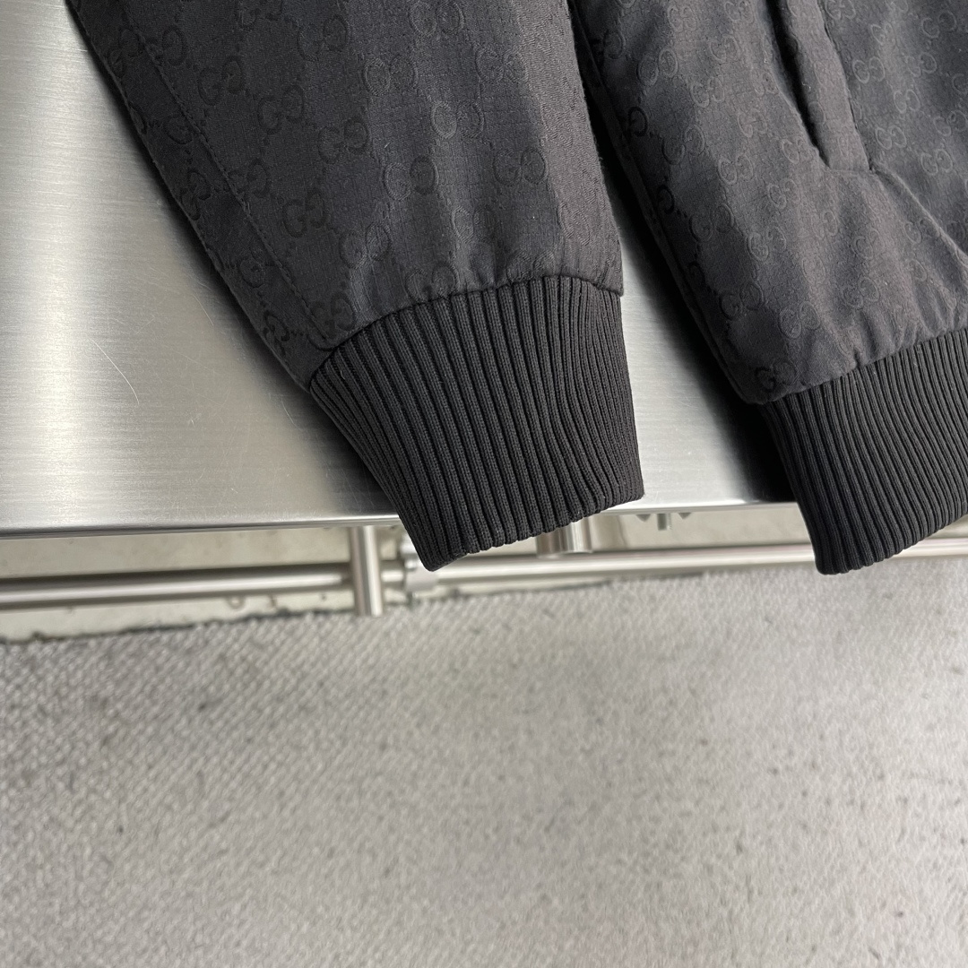 -GUCC 25fw新款GG格子布拉链夹层夹克本系列选用多种织物工艺诠释标志性GG元素，呈现丰富视觉层次