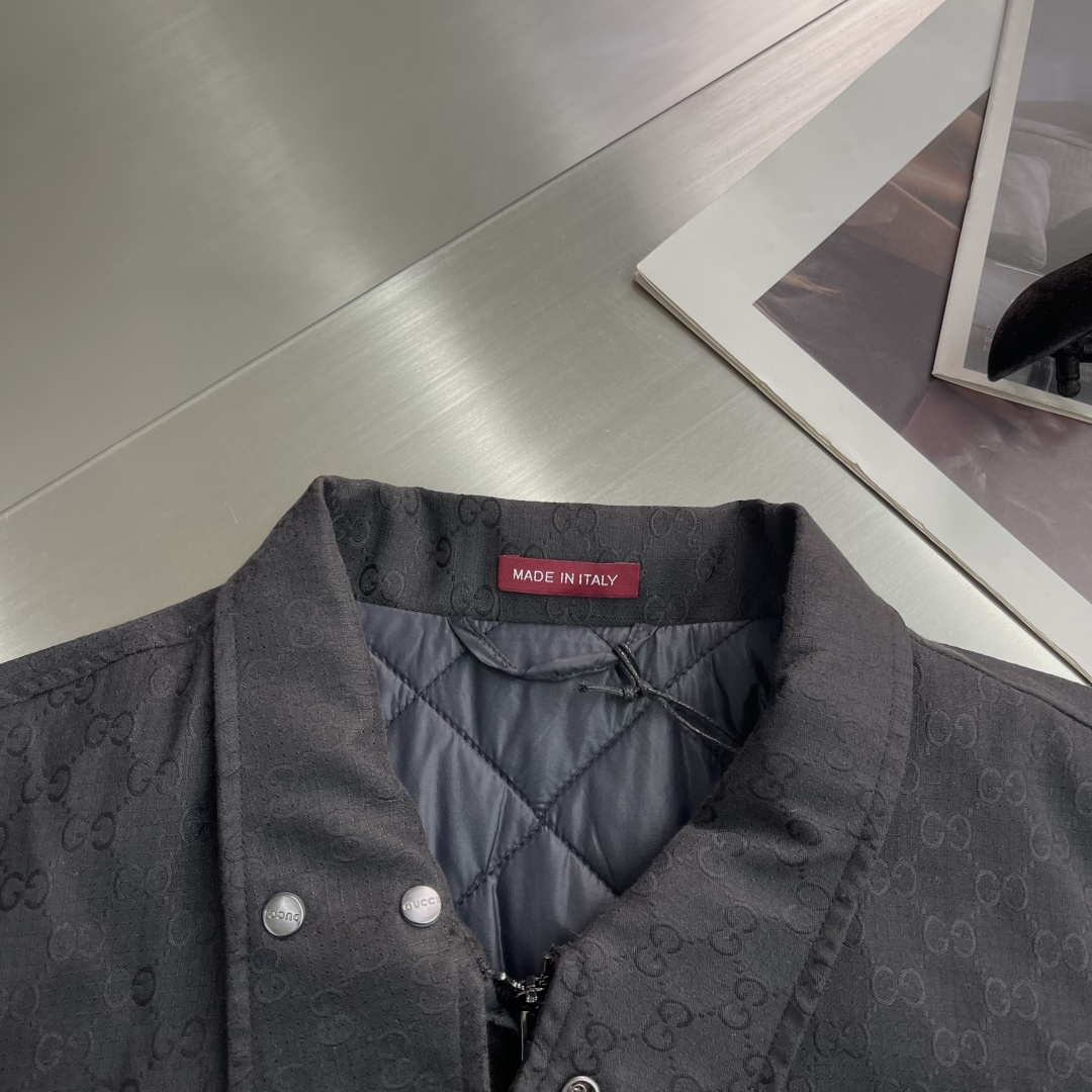 -GUCC 25fw新款GG格子布拉链夹层夹克本系列选用多种织物工艺诠释标志性GG元素，呈现丰富视觉层次