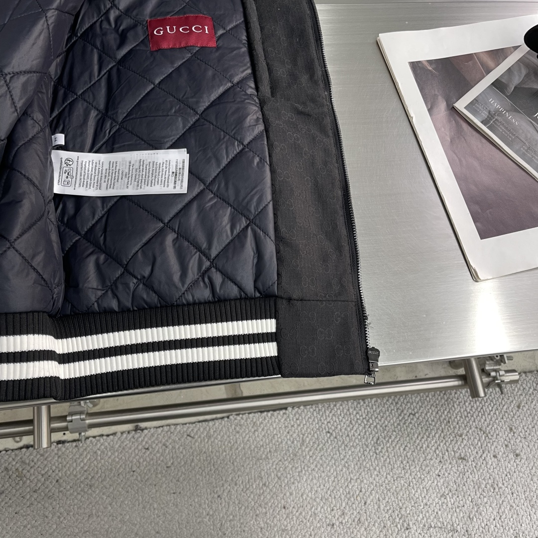 -GUCC 25fw新款GG格子布拉链夹层夹克本系列选用多种织物工艺诠释标志性GG元素，呈现丰富视觉层次