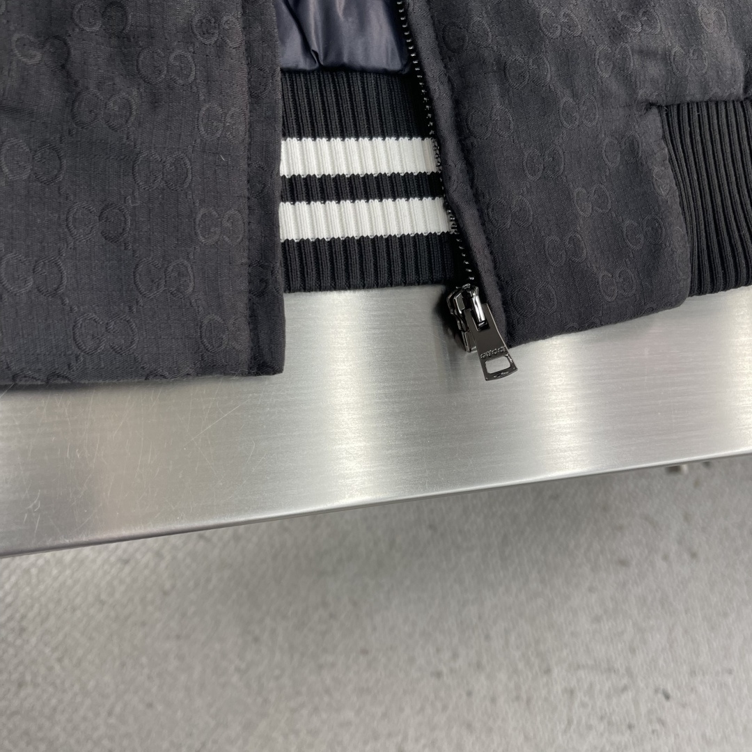 -GUCC 25fw新款GG格子布拉链夹层夹克本系列选用多种织物工艺诠释标志性GG元素，呈现丰富视觉层次